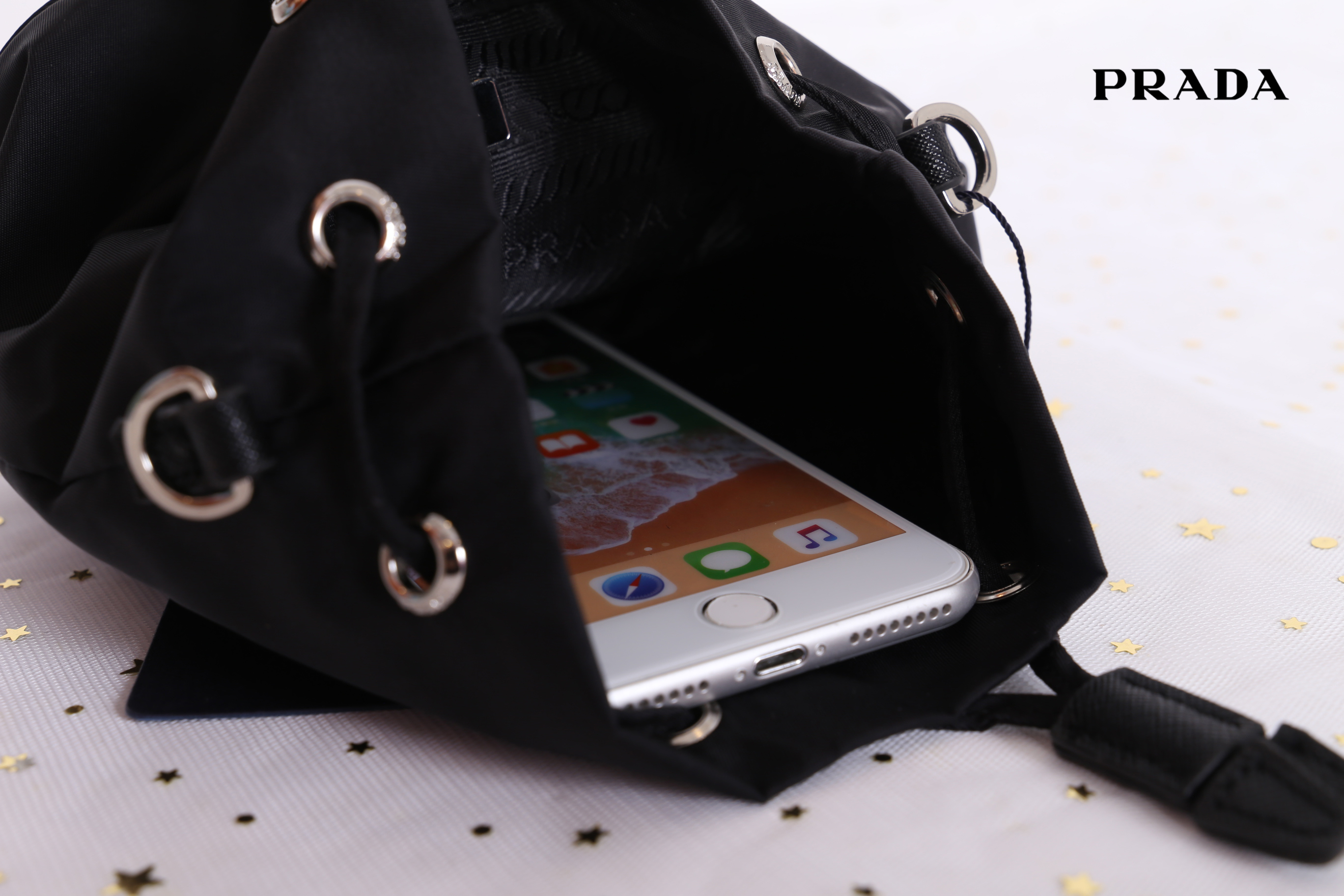 Prada mini nylon drawstring handbag / PRADA Bucket Bag ทรงสวยน่ารัก วัสดุผ้า Nylon คุณภาพดี อะไหล่เงินสวยสุดคลาสิค เปิดปิดแบบหูรูด ด้านในโล่งกว้างจุของได้พอประมาณเลยค่ะ ใส่ Iphone+ หรือรุ่นเทียบเท่าได้แบบสบายๆ ซับในพิมพ์ลายแบรนด์ ตามแบบฉบับแบรนด์