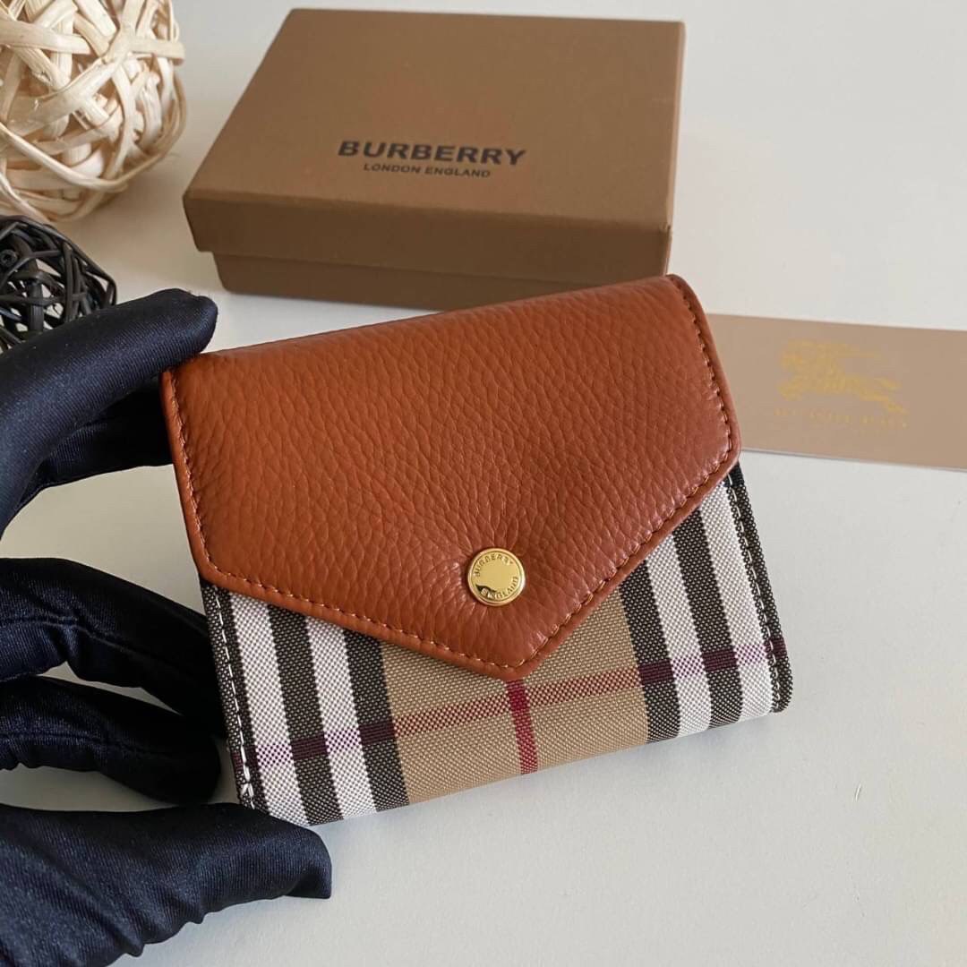 VIP GIFT 】Burberry Card Holder Wallet กระเป๋าเก็บบัตร พร้อมใส่ธนบัตร มีช่องซิบเล็กด้านในน่ารัก ขนาดพกพาสะดวก ปั้มอะไหล่ทองเรียบหรู เหมาะมากสำหรับใครที่ พกบัตรต่างๆเยอะๆ ทำให้กระเป๋าสตางค์หนา ตุง เทอะทะ ง่ายๆแค่ใบนี้ใบเดียวเอาอยู่จ้า สวยหรู มาพร้อมกล่อง สา