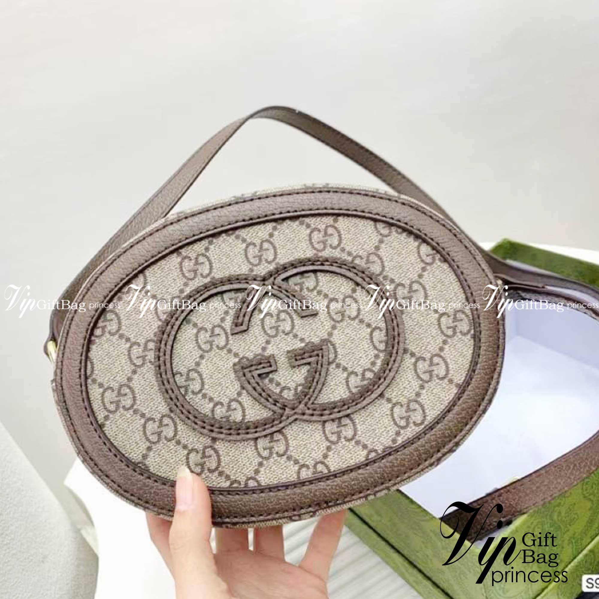 GUCCI Mini GG Round Shoulder Bag / Gucci circle bag กระเป๋าสะพายทรงกลมสุดคิ๊ว คอลเลคชั่นใหม่ น่ารักมาก วัสดุหนังแคนวาสสลับหนังแท้ เปิดปิดด้วยซิป ใส่ของจุกจิกได้เยอะสำหรับสาวสาวที่ไม่ชอบใบใหญ่ใบนี้ตอบโจทย์เลยค่ะ