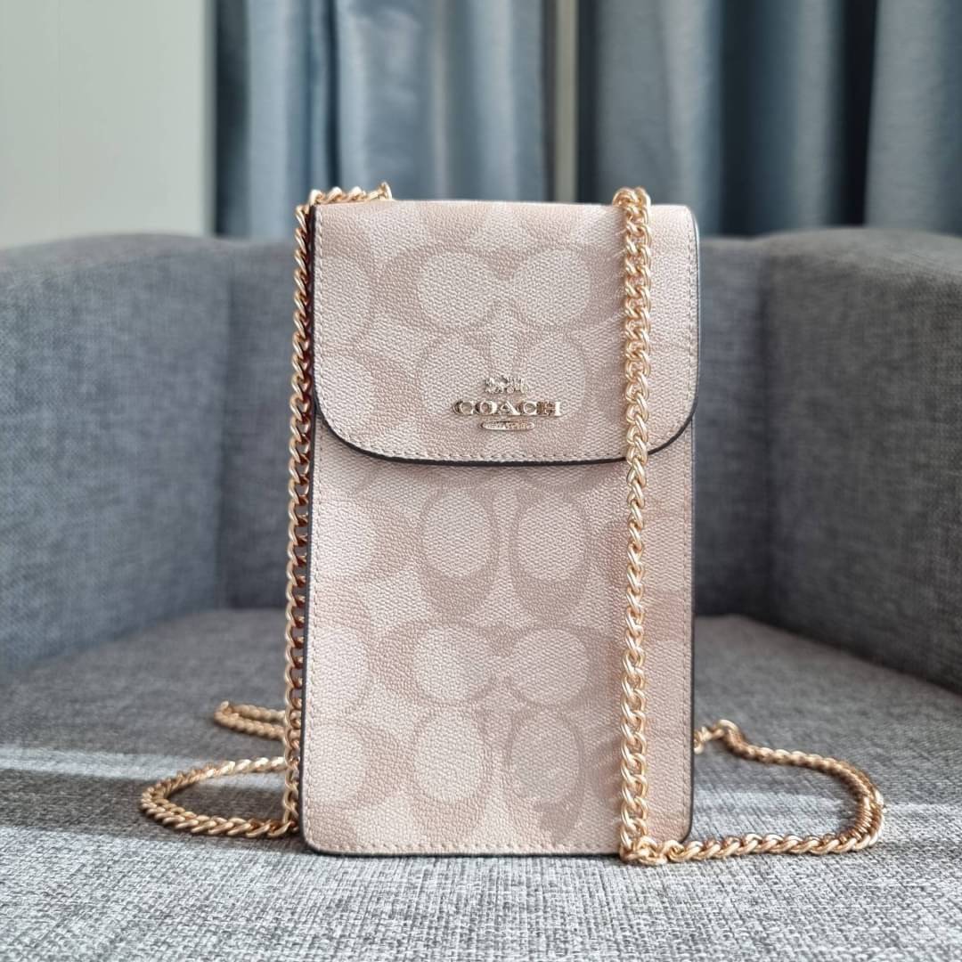 COACH NORTH/SOUTH PHONE CROSSBODY IN SIGNATURE CANVAS F55636 F39955 สุดคลาสสิคกับกระเป๋าสะพายเอนกประสงค์ Case phone ใส่โทรศัพท์มือถือได้ทุกรุ่น ดีไซน์ลายเอกลักษณ์ วัสดุหนังแคนวาสเคลือบลาย ฝาและภายในเป็นหนังสังเคราะห์เรียบ เปิด-ปิดด้วยกระดุม สายสะพายยาวประ