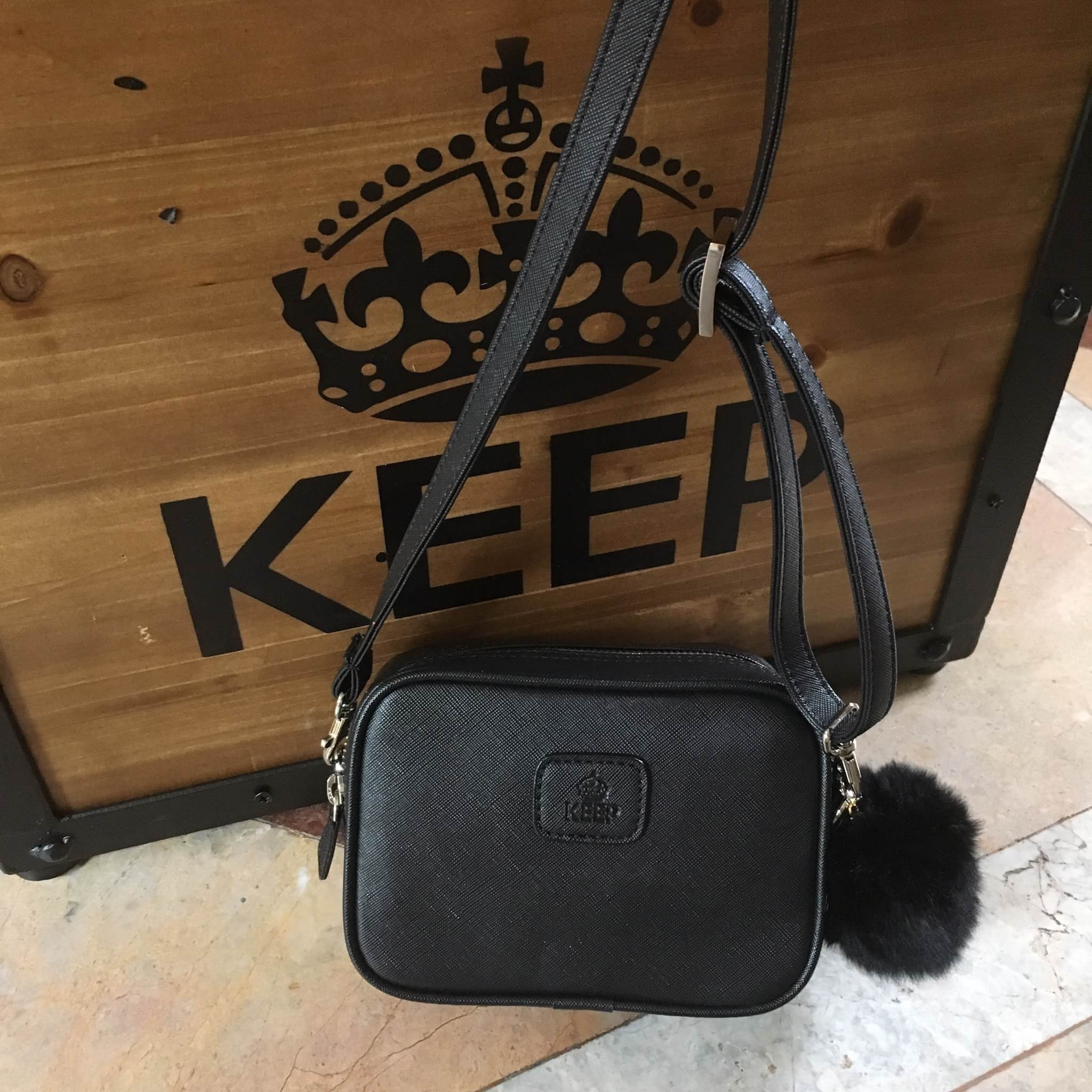 สินค้าขายดีมากี่รอบก้อหมด KEEP รุ่น Saffiano Box clutch&shoulder bag กระเป๋าสะพายทรงน่ารัก ตัวกระเป๋าถอดสายถือเป็นคลัช ออกงาน หรือสะพายพาดลำตัวได้เลย จุดเด่น ที่ตัวกระเป๋าทำจากหนัง Saffiano prada คะ สวย ทน ดูแลทำความสะอาดได้ง่าย ขนาดกำลังดีใส่โทรศัพท์ ได้