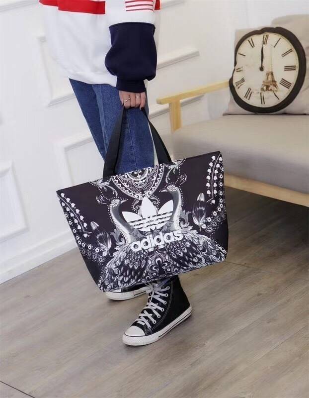 Adidas Original Large Tote Bag กระเป๋าสะพายทรง Tote หรือทรง shopping ใบใหญ่จาก Adidas Factory Outlet วัสดุ Nylon & Polyester 100% เนื้อนิ่มคุณภาพดี น้ำหนักเบาใบใหญ่จุได้เยอะ เปิดปิดด้วยซิปเดียวด้านบน หัวซิปปั้มโลโก้ ภายในมีช่องซิป แยกเก็บของสำคัญ และช่องใ