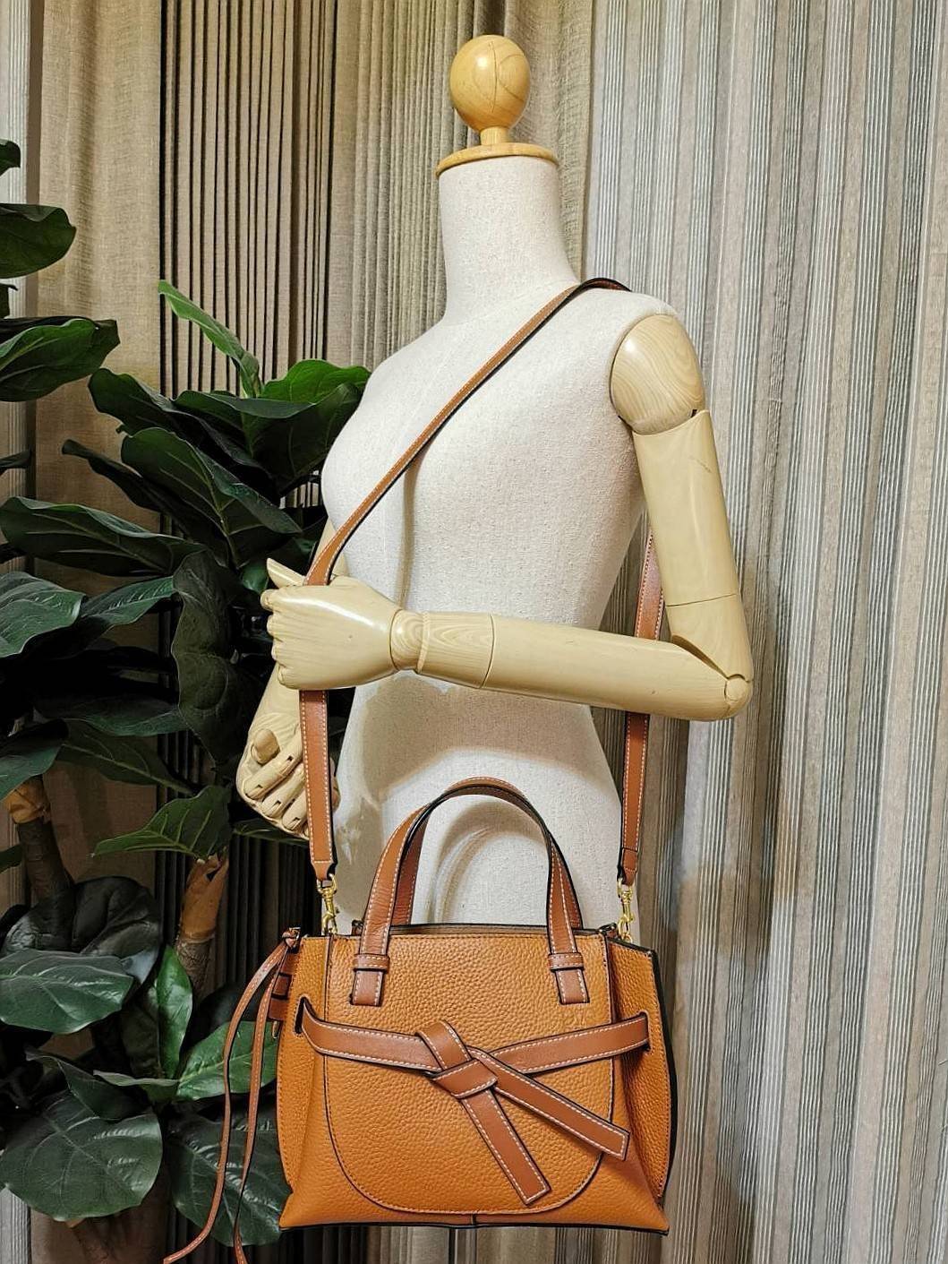 VIP 】LOEWE HANDBAG VIP GIFT WITH PURCHASE (GWP) กระเป๋าถือหรือสะพาย รุ่น Limited จาก LOEWE DUTYFREE วัสดุ Calfskin หนังแท้รูปทรงอานม้าสวยอยู่ทรงด้านหน้าตกแต่งด้วยสายหนัง (Belt) ประดับอะไหล่แบรนด์สีทองรูปกลอนประตูด้านข้างเป็น Signature ภายในโล่งกว้าง ใส่มื