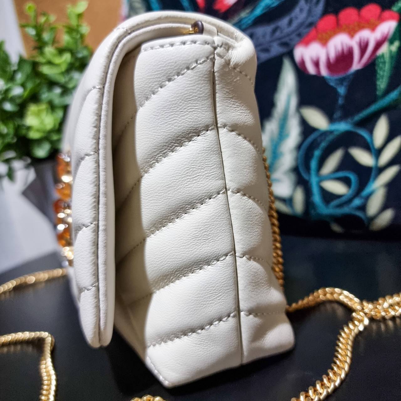 TORY BURCH KIRA CHEVRON EMBELLISHED LOGO MINI BAG ตามคำเรียกร้องจ้า!! ไซส์มินิ สะดวกใช้ พกพาง่าย สไตล์คุณหนู!! กระเป๋าสะพายข้าง ดีไซน์ทรงคลาสสิค โดดเด่นด้วยโลโก้ดีไซน์ประดับเม็ดสี เพิ่มมูลค่าและดึงดูดสายตามากขึ้น วัสดุหนังแกะ สัมผัสนิ่มมือ เปิด-ปิดด้วยกระ