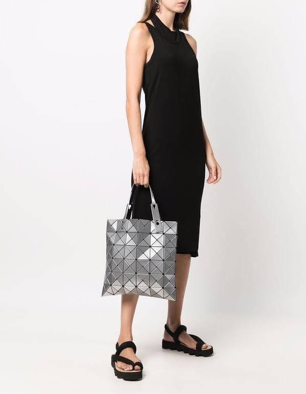 Baobao Issey Miyake 6x6 กระเป๋า Tote รุ่นนี้ถือว่าเป็นกระเป๋า Tote ไซส์กลางที่เหมาะกับการพกพาสิ่งของที่จำเป็นในทุก ๆ วัน มาพร้อมสายที่สามารถปรับได้ทั้งสองสาย และมีช่องใส่ของช่องเล็กด้านใน 1 ช่อง จุของได้เยอะแถมยังทนทาน ใช้เป็น Everyday Bag ได้เลยคะ พกพาสะ