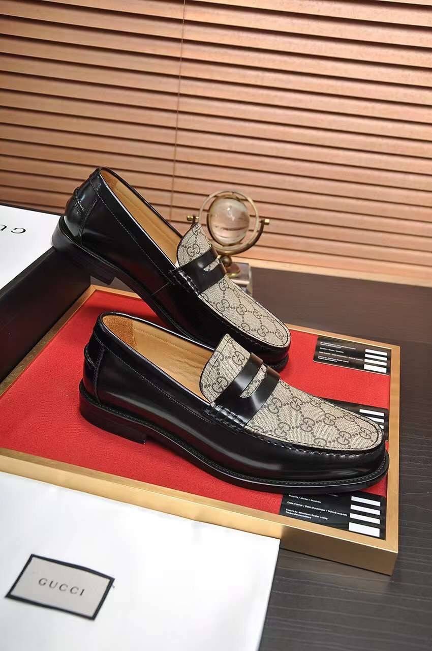 GUCCI Loafers for Men เกรดออริจินอล รองเท้าโลฟเฟอร์กุชชี่ ให้ลุคดูภูมิฐาน หรูหรา เข้ากับทุกชุด ทุกโอกาส วัสดุหนังแท้และแคนวาสอย่างดี ใส่สบาย ไม่กัดเท้า บล็อคมาตรฐาน 1:1 เป็นรองเท้าที่คุณผู้ชายควรมีติดตู้ภาพถ่ายจากงานขายจริง ใช้งานต่างประเทศได้