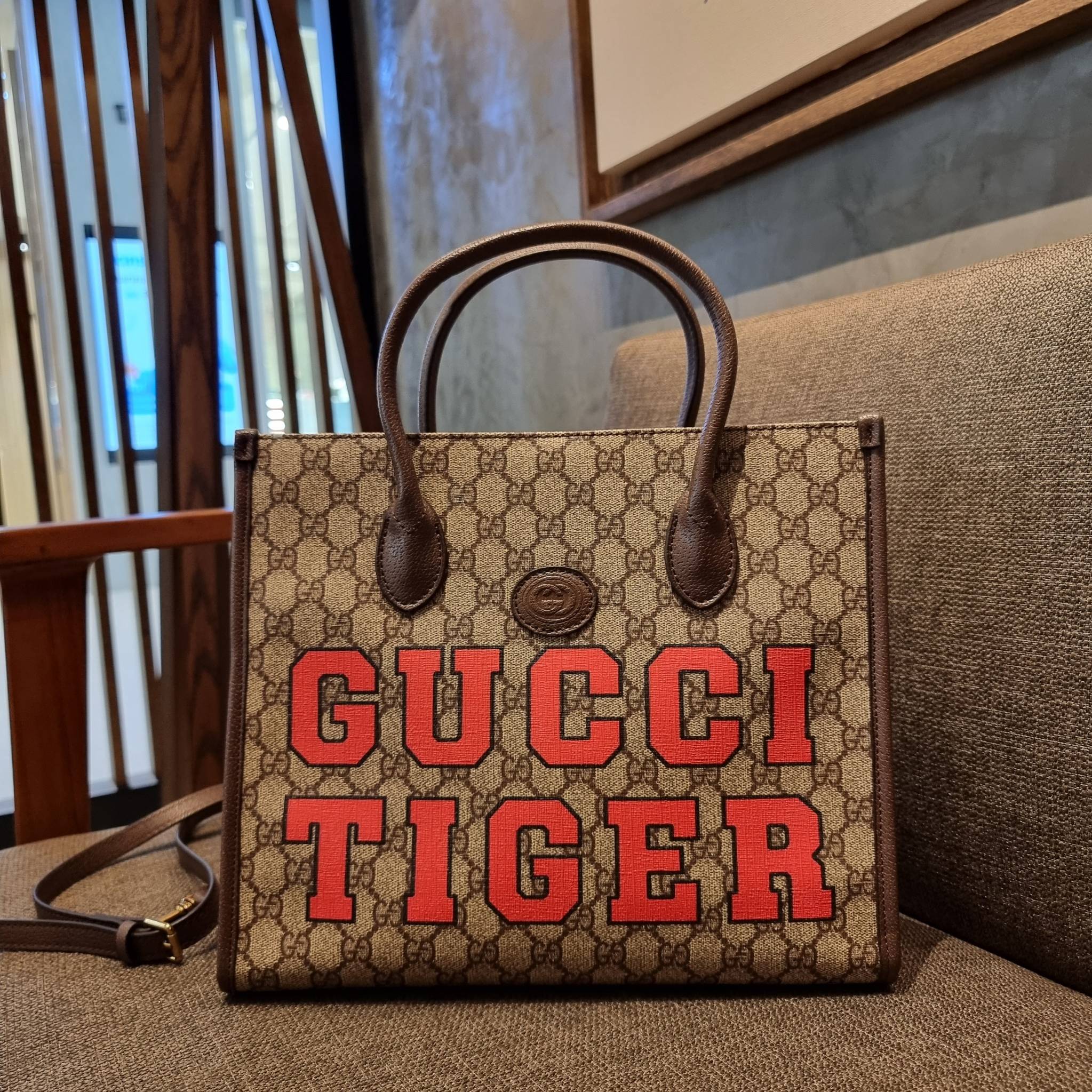 GUCCI Tiger GG small tote ใบใหญ่ ร้อนแรงไฟลุก!! ต้อนรับปีเสืออย่างเป็นทางการ จัดให้แบบเลิศๆ กับกระเป๋าทรงโท้ท วีไอพีพรีเมี่ยมกิ๊ฟ ไซส์ใหญ่ โดดเด่นด้วยจัมโบ้ฟอนท์ สวยเอกลักษณ์ วัสดุหนังแคนวาส ภายในโล่งกว้างมาก ใส่ของแบบแน่นๆ จุๆไปได้เลย หมดห่วง!! และยังมีส