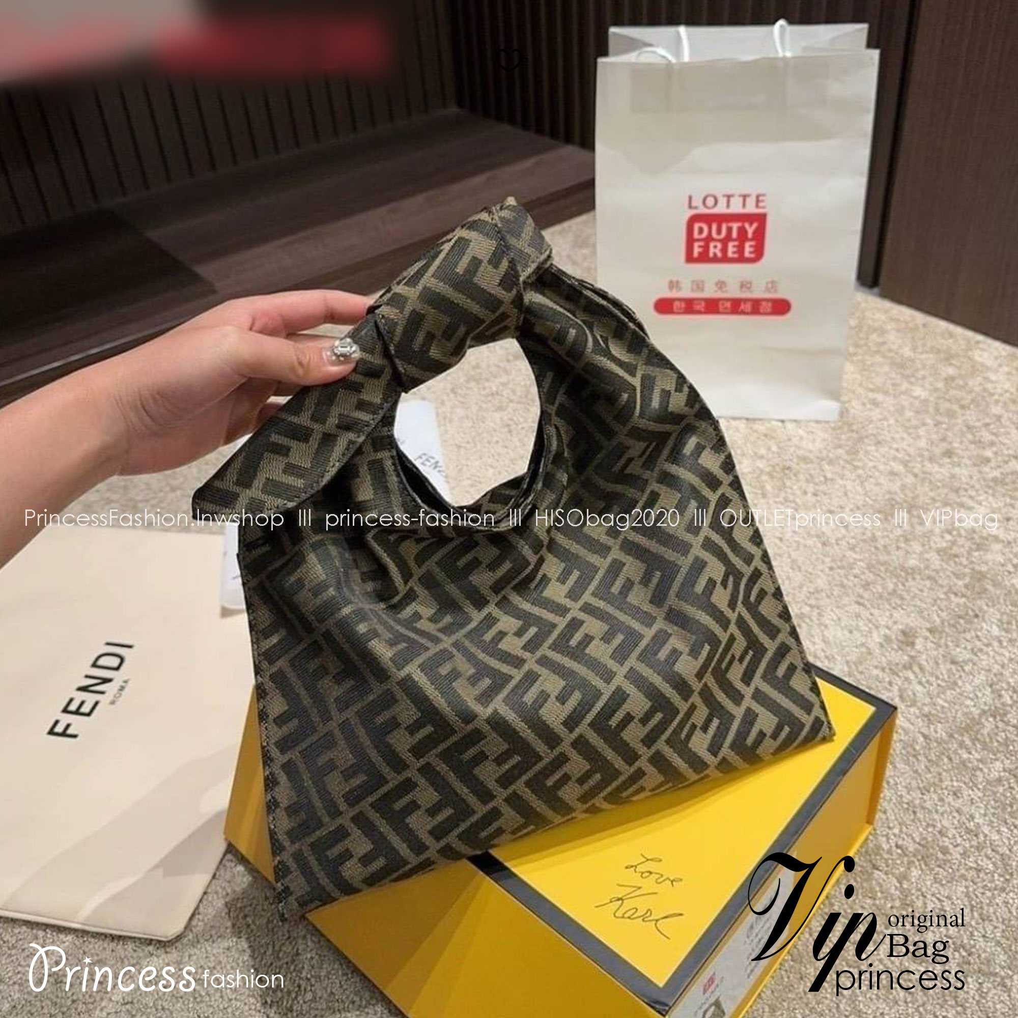 FENDI Shopper Brown FF jacquard bag กระเป๋าทรงช็อปเปอร์ลายโมโนแกรม ดีไซน์ไม่ซ้ำใคร จุของได้สบายๆ ภายในโล่งกว้าง ใส่ของจำเป็นได้ครบ เหมาะมากกับ short vacation ในวันสบายๆ ชิลๆ ราคาน่ารักสุดคุ้ม ห้ามพลาดเลยน้า!!