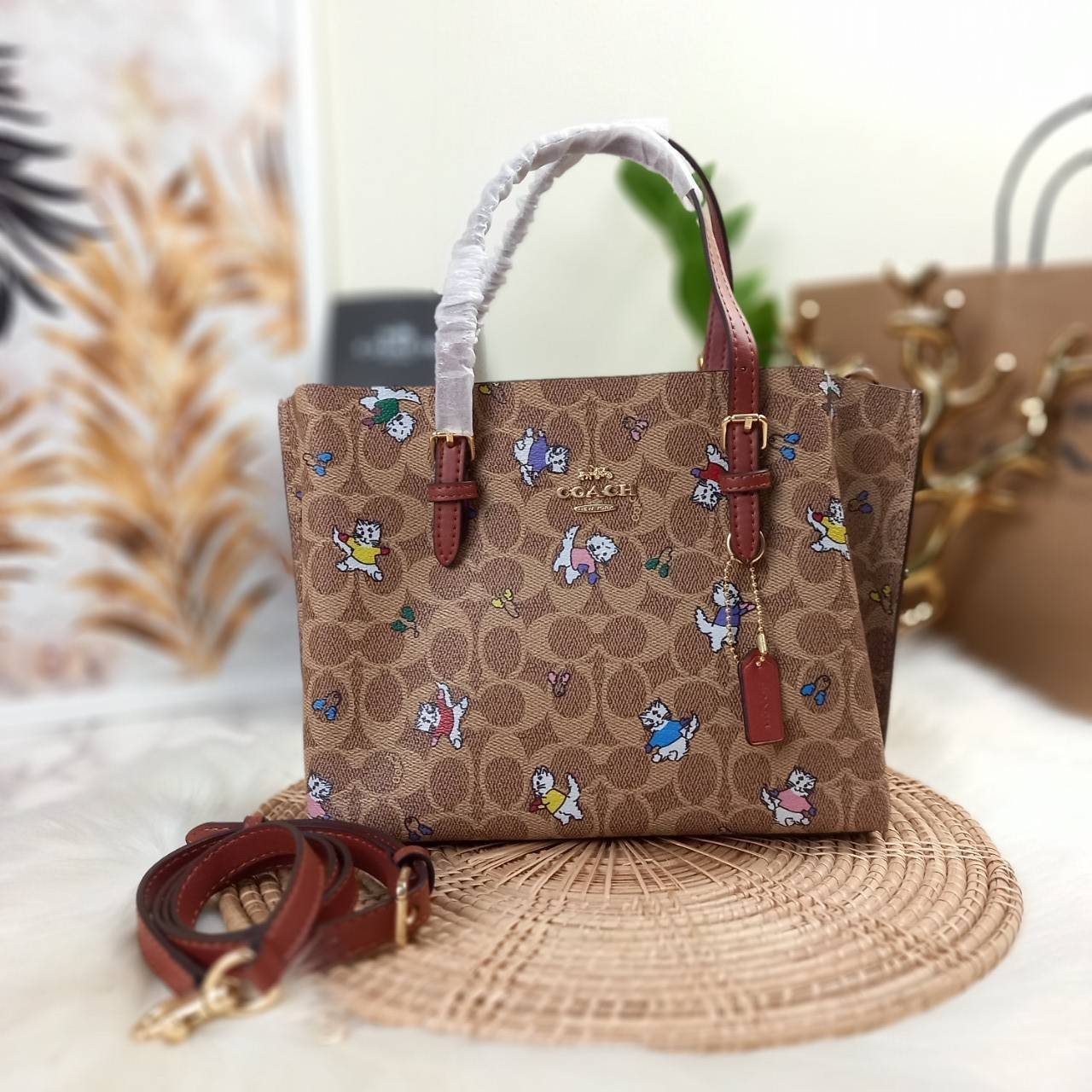 ไม่หลงรัก ทำไงไหว!! COACH MOLLIE TOTE 25 IN SIGNATURE CANVAS WITH SNOOPY (COACH C4250) กระเป๋าถือ กระเป๋าสะพาย รุ่นฮิต พิมพ์ลาย น่ารักเกินเบอร์ได้อีก// ขนาดเหมาะมือ มีสายสะพายยาว ถอดและปรับระดับได้ //วัสดุแคนวาส ผสมหนังแท้ ขึ้นทรงสวย ลาย SIGNATURE ด้านในโ