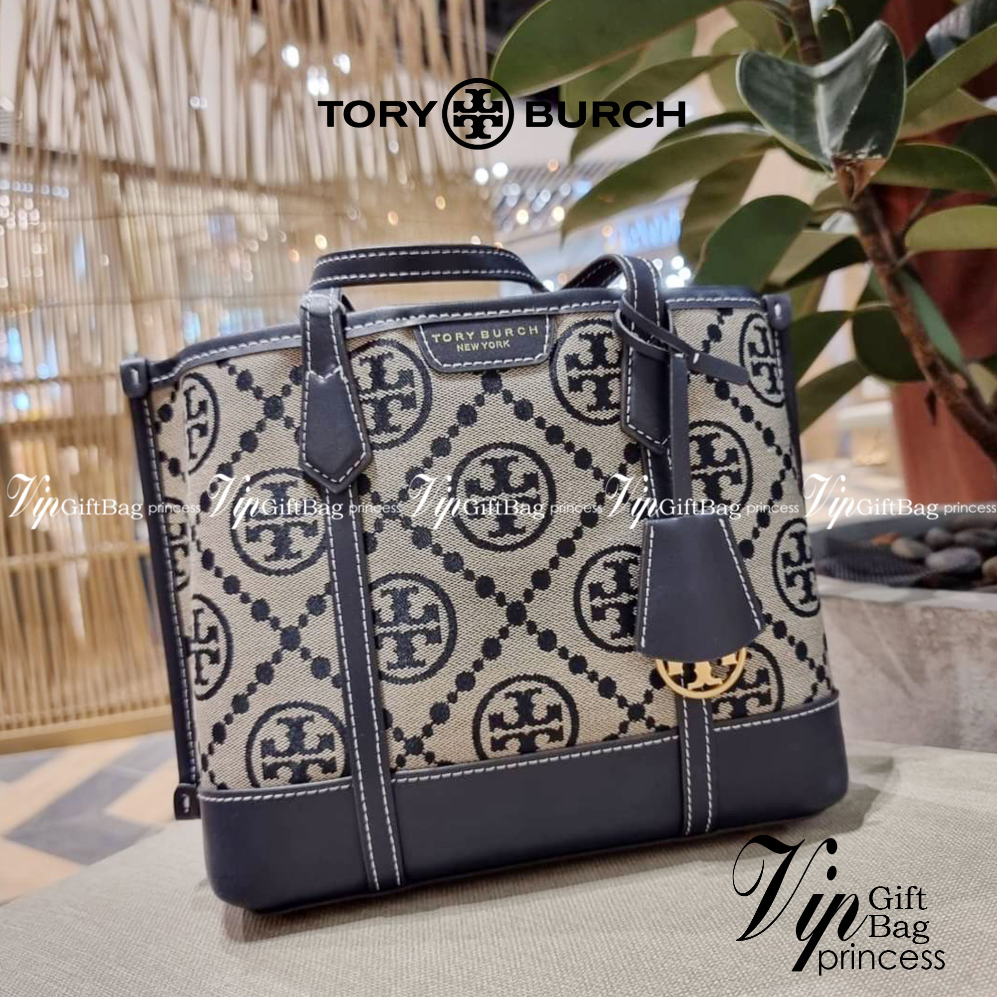TORY BURCH PERRY MONOGRAM JACQUARD SMALL TRIPLE COMPARTMENT TOTE กระเป๋าโท้ท ไซส์เล็ก ลายโมโนแกรมสุดฮิต ปังไม่หยุดจริงๆ ขนาดกำลังสวย มาพร้อมหูจับในตัว และสายสะพายที่ปรับใช้ได้ไม่มีเบื่อ วัสดุผ้า jacquard ทักทอลาย ตัดขอบด้วยหนังแท้ ปากกระเป๋ามีกระดุมแม่เหล