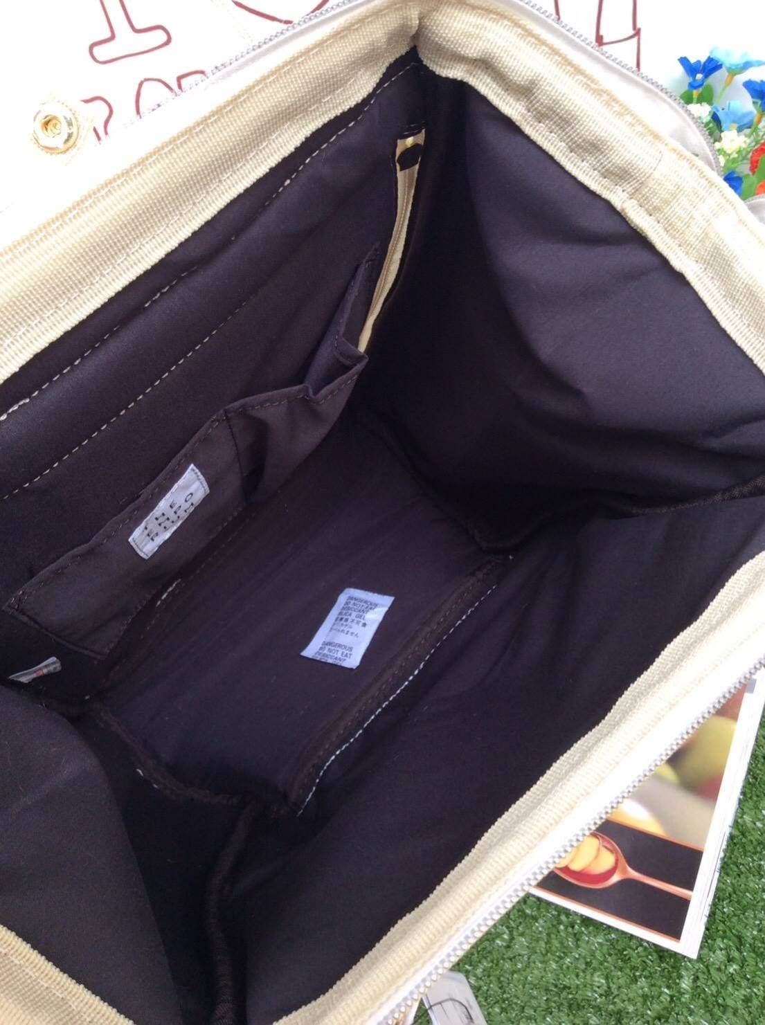 เป้ฮิตติดชาร์จกับ Anello รุ่น The emporium dark brown(limited edition) ขนาดมินิ กำลังดี วัสดุผ้าแคนวาสสลับหนัง polyester ปากกระเป๋ากว้างมีโครง มีตัวล้อคที่หูจับ ด้านหลังมีซิปสะดวกต่อการหยิบของภายใน ด้านข้างมีช่องทั้งสองข้าง กว้างจุได้เยอะ น้ำหนักเบา ดูแลร