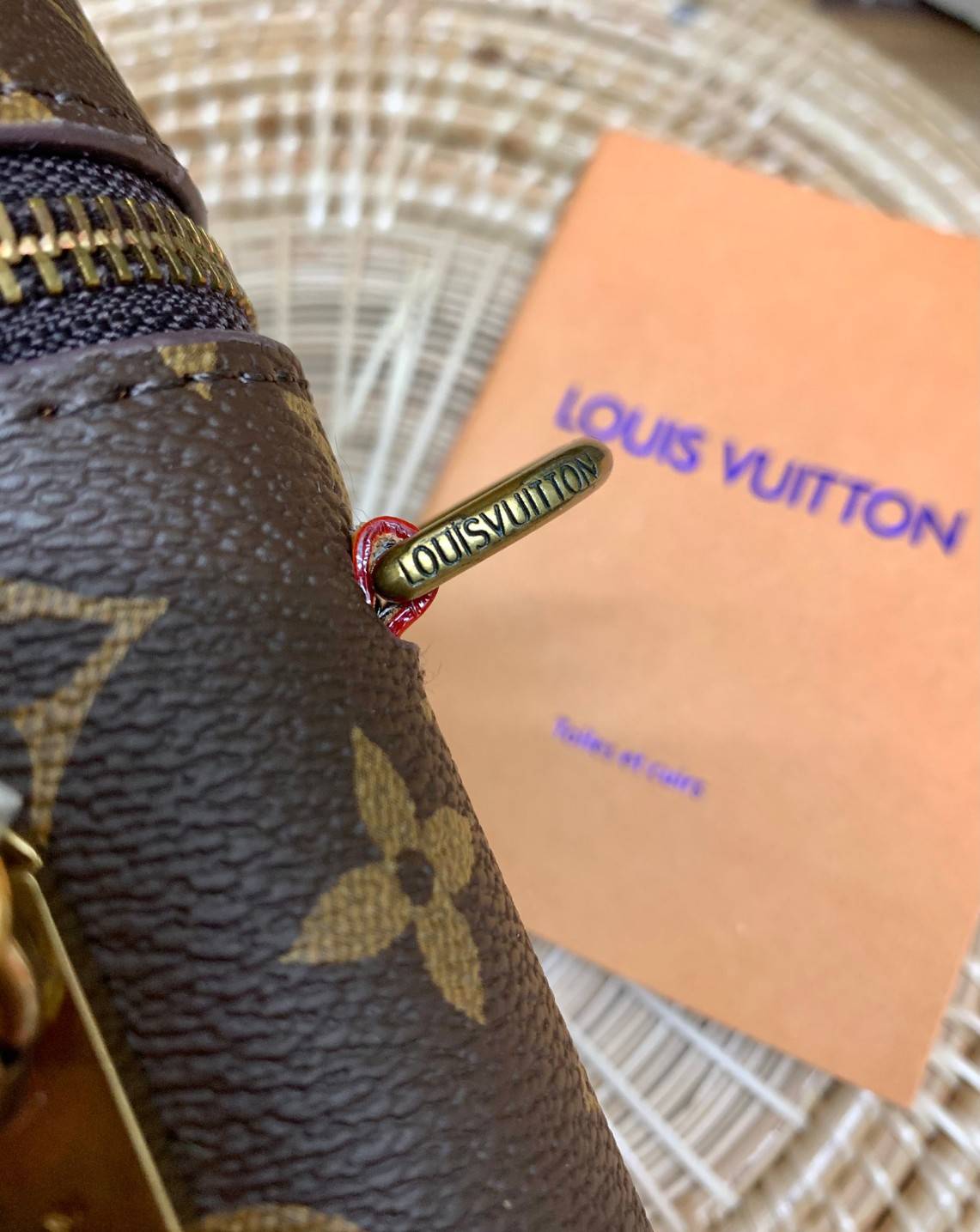 สวยม๊ากก อยากให้มีจริงจ้าา LOUIS VUITTON VIRGIL ABLOH PHONE BOX MONOGRAM BROWN LEGACY BAG 📣พร้อมส่งที่ไทยอีกครั้ง พลาดรอบนี้ รอนานเลยน๊าา! ต้องบอกเลยรุ่นนี้หนุ่มๆสาวๆ ยุคนี้ค่องมีคิดตัวค่าา แค่อะไหล่ก็หรูไปเกินครึ่งแล้วค่าา😁