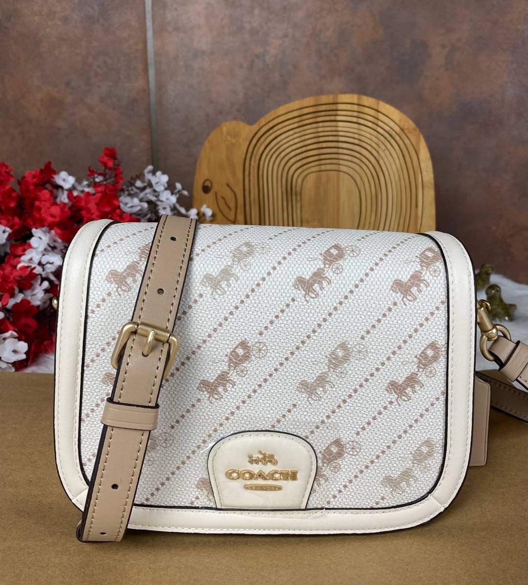 OUTLET 】COACH SADDLE BAG WITH HORSE AND CARRIAGE DOT PRINT (COACH C4059) กระเป๋าสะพายข้าง ลายม้าและรถลาก item ใหม่ที่สาวๆต้องมีนาทีนี้ห้ามพลาด รูปทรงโค้งมน วัสดุ พีวีซี ผ้าใบเคลือบพิมพ์ลายเป็นหนังเรียบ ทนทานและกันคราบสกปรกทั้งสี่ด้านเป็นหนังคุ้มสุดๆ ภายใน