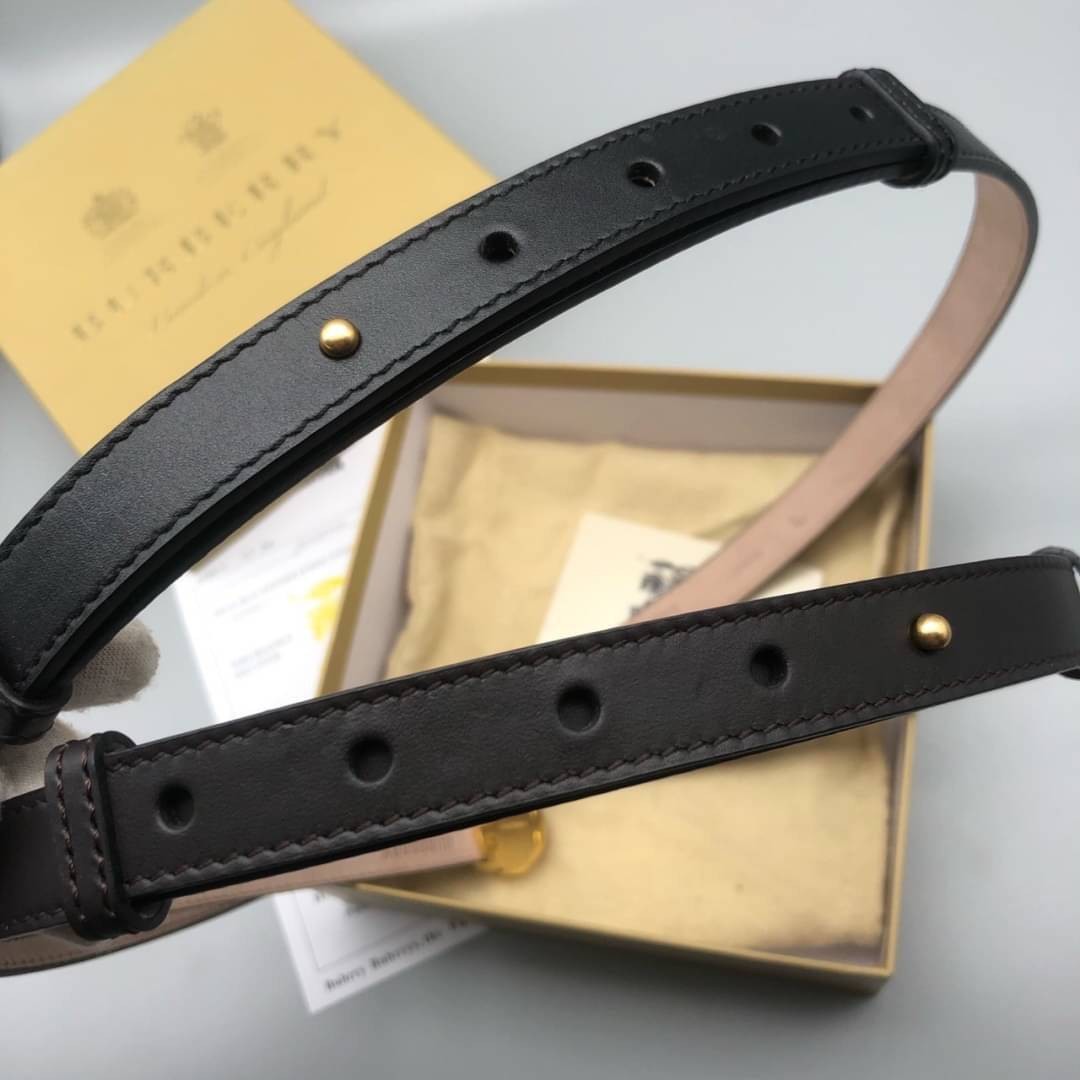 BURBERRY BELT LEATER 2cm เข็มขัดเบอร์เบอรี่ เกรดออริจินอลหนังแท้ ใช้งานง่าย ได้ทั้งชายหญิง เป็น everyday look ได้เลยค่ะ ภาพสินค้าถ่ายจากงานขายจริง ใช้งานต่างประเทศได้