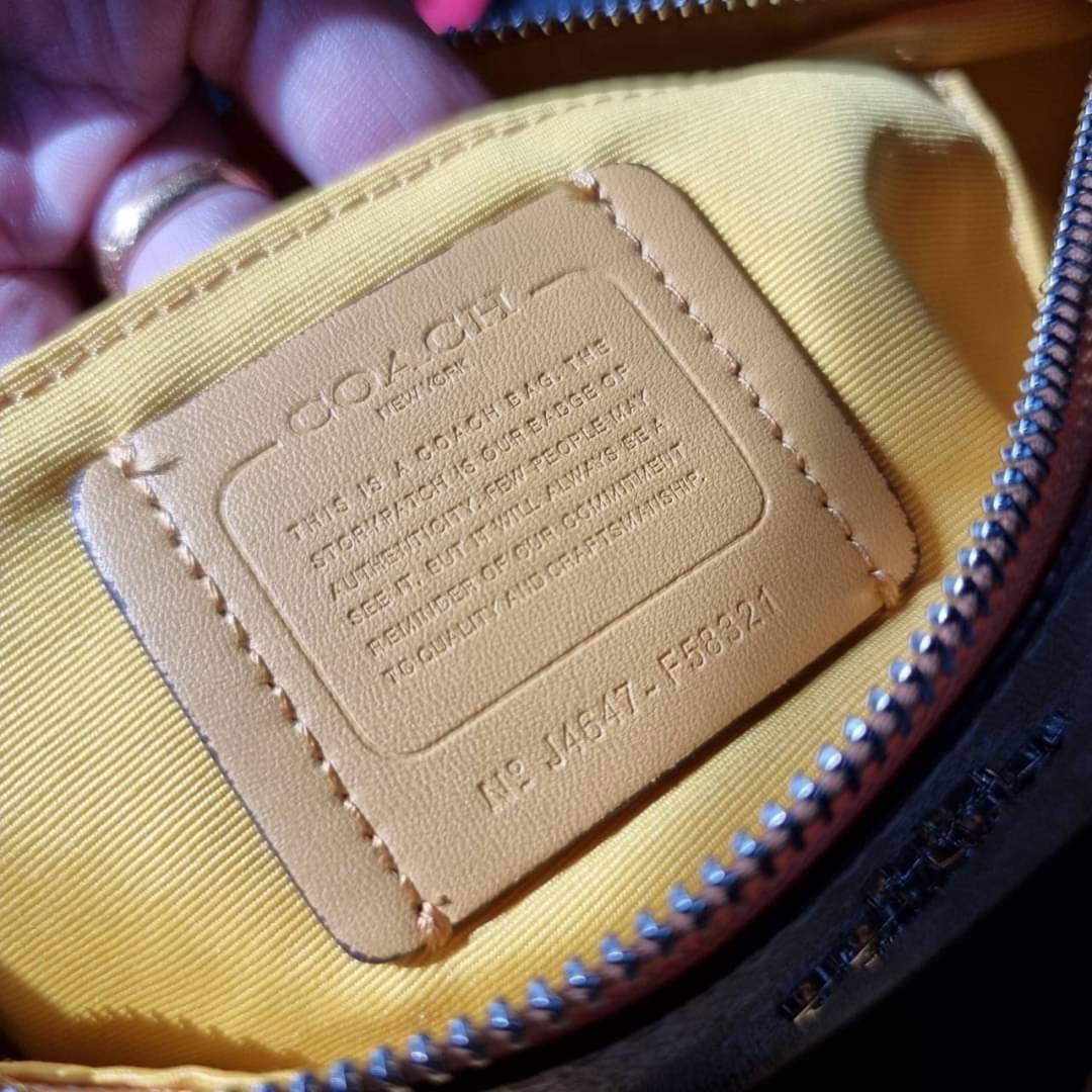 COACH F58321 TOP HANDLE POUCH อีกรุ่นฆ่าไม่ตาย!! 😎 ขายดีขายหมด ขายรวยขายปังๆ!! กระเป๋าพอชจากโค้ช ทรงใช้งานง่าย สะดวก กะทัดรัด วัสดุหนังแคนวาสเคลือบคุณภาพดี มาพร้อมสายคล้องในตัว และสายสะพาย crossbody ปรับเปลี่ยนได้ตามสไตล์ อีกหนึ่งไอเท็มที่สาวๆต้อง