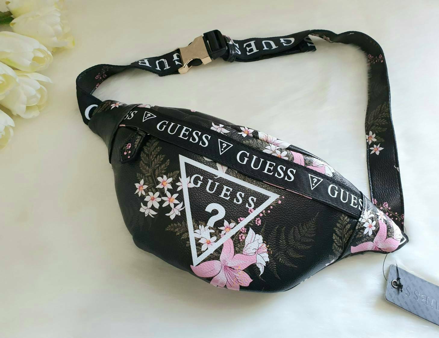 GUESS GESABEL GYM FANNY PACK กระเป๋าหนังคาดเอว/อก ด้านหน้าปั๊มโลโก้แบรนด์ทรงสามเหลี่ยม ตัวกระเป๋าเปิดปิดด้วยซิปใช้งานง่าย มี 2 ช่องซิป มีลูกเล่นซ่อนซิปหน้าคาดปิดด้วยสายพิมพ์โลโก้ ภายในกระเป๋าโล่งกว้าง สามารถใส่มือถือได้ทุกรุ่น จุของได้เยอะ รับรองถูกใจสาวๆ