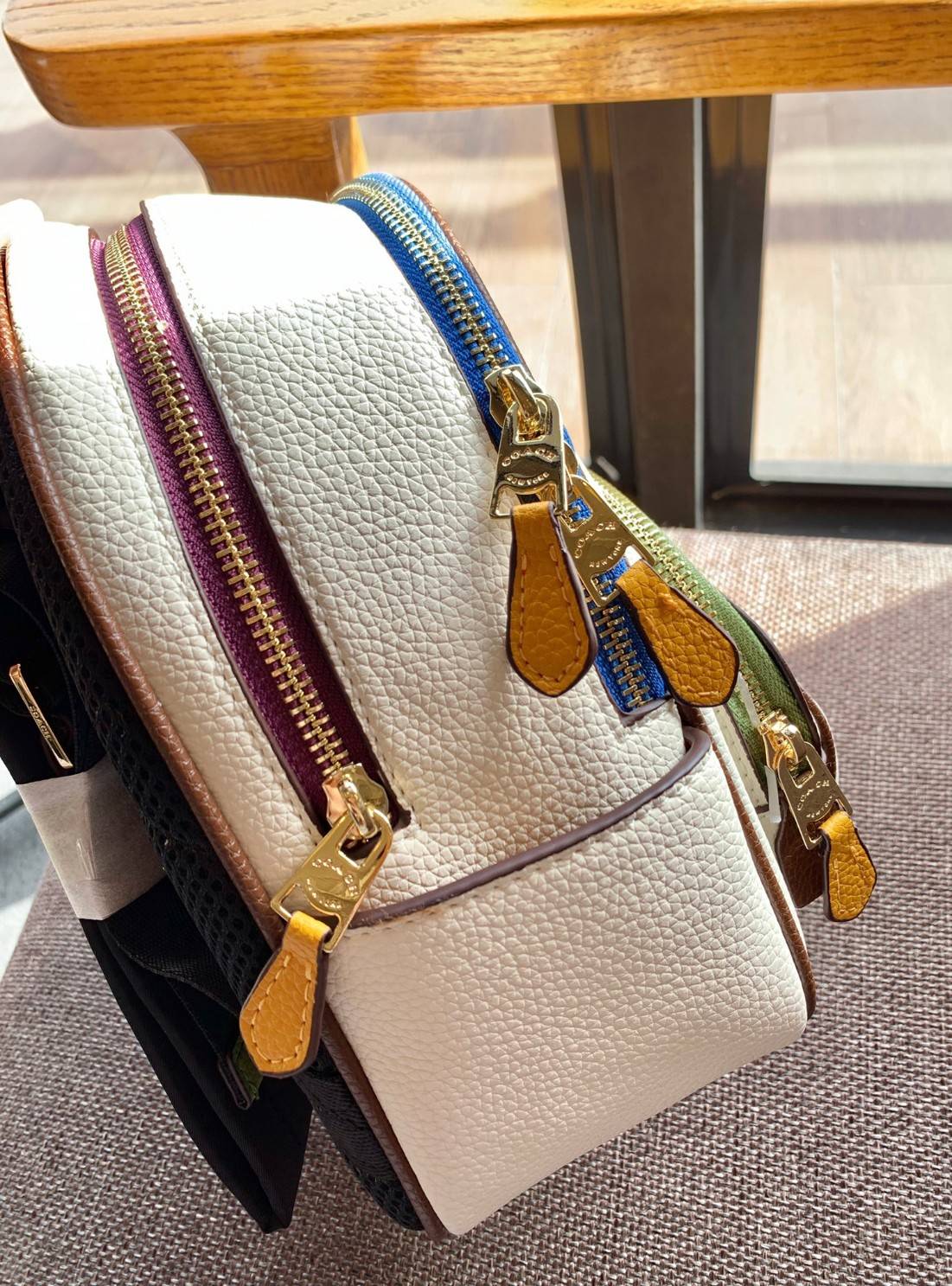 COACH MINI COURT BACKPACK WITH RAINBOW COACH ((CA624)) 🌈ต่อกันเลย สวยกันก่อน วางน้องไม่ลงเลยจริงๆค่าา😍 พร้อมส่ง! ยังไม่เข้าไทย กับกระเป๋าสะพายหลังแบบมีหูหิ้วในตัว บอกก่อนเลยว่าหนังของน้องทั้งนิ่ม ทั้งสวย อย่างดีเลยค่ะ