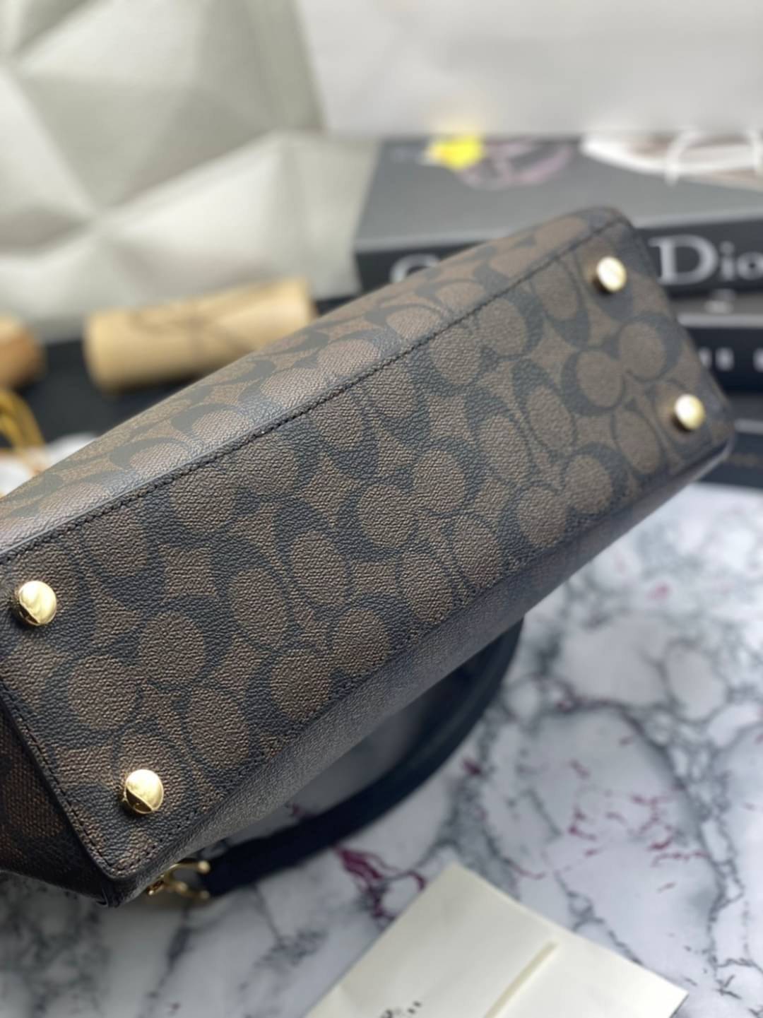 COACH Tote in Signature Canvas Bag กระเป๋าสะพายทรงช้อปปิ้ง สายกระเป๋าเป็นหนังสลับโซ่ทองสวยงาม เพิ่มความหรูหรา ภายในโล่งกว้างใส่ของได้เยอะมาก วัสดุ Canvas เคลือบลายซิกเนเจอร์และหนัง พร้อมซิปกลางเก็บของได้มิดชิดเลยค่ะ มี 3 สี น้ำตาล ดำ ขาว