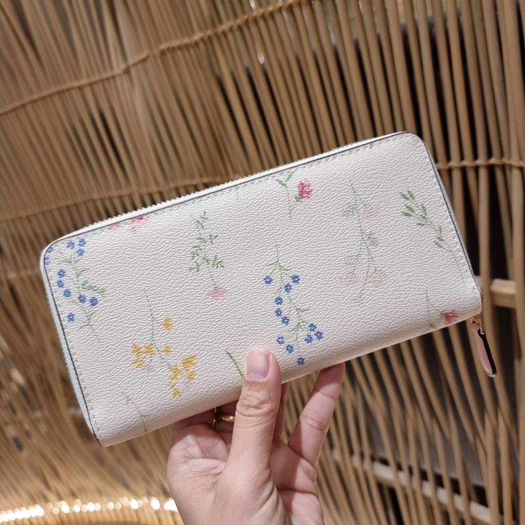 COACH ACCORDION ZIP WALLET IN SIGNATURE CANVAS WITH DAISY BUNDLE / MEADOW PRAIRIE / SPACED WILDFLOWER / DAISY BUNDLE PRINT C0033/F31778/69832 กระเป๋าสตางค์ใบยาว ลวดลายน่ารักน่าใช้มากๆ พื้นเป็นลายซีเอกลักษณ์ วัสดุหนังแคนวาสเคลือบลาย เปิด-ปิดด้วยซิปรอบ ใส่ม