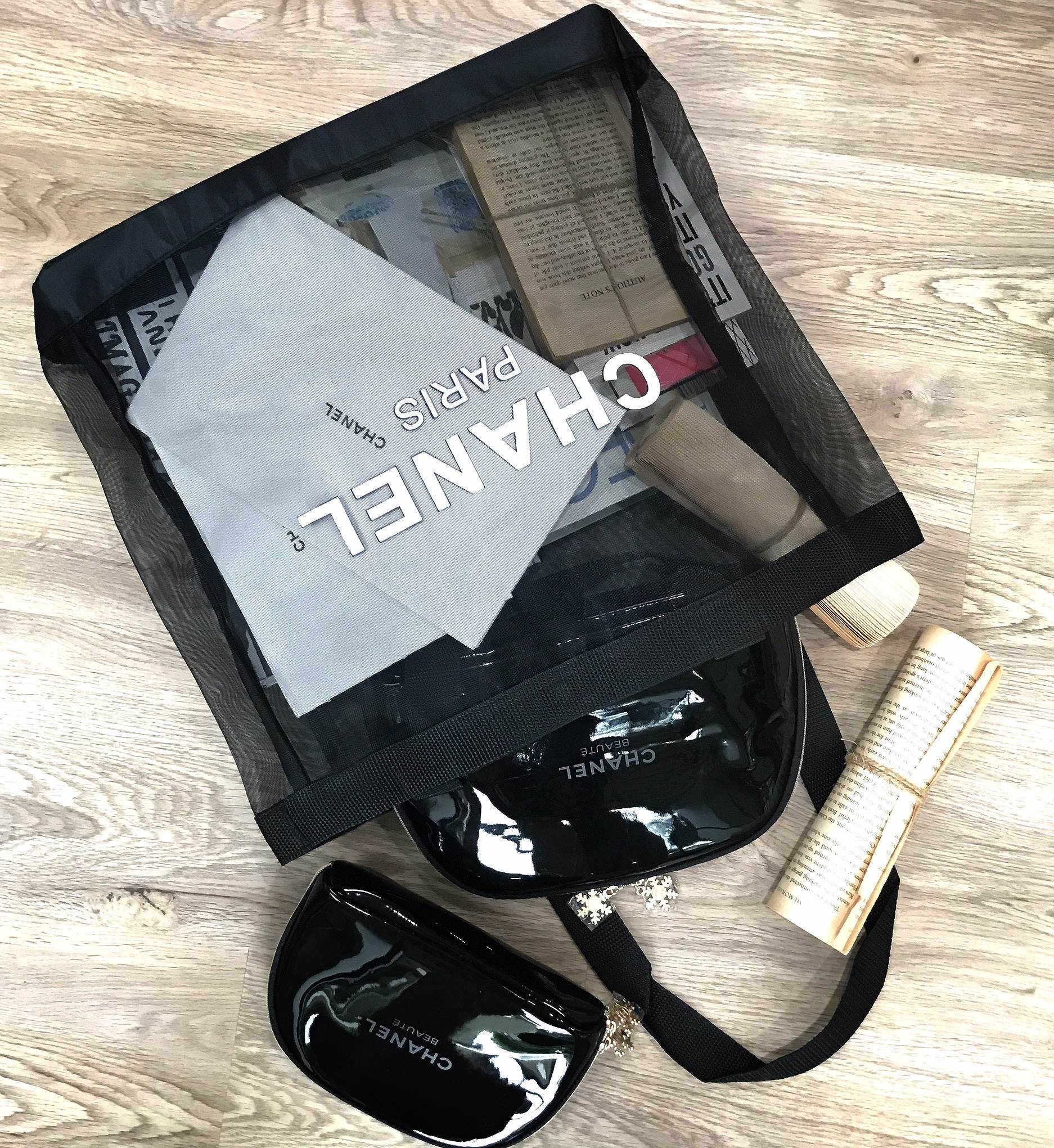 สาวๆ style minimal ห้ามพลาด! Chanel Black Mesh Tote Bag กระเป๋าแบรนด์ชาแนล ของแท้ (ไม่ใช่งานเลียนแบบ) ทำจาก 100% Polyester Mesh ใบขนาดพอดี รุ่นนี้ตัวสายทำจากผ้า ด้านหน้าสกรีนชื่อแบรนด์ น้ำหนักเบา สะพายไหล่ได้ ดีไซน์เก๋ ใส่หนังสือ ใส่แฟ้มเอกสาร ipad ได้สบา