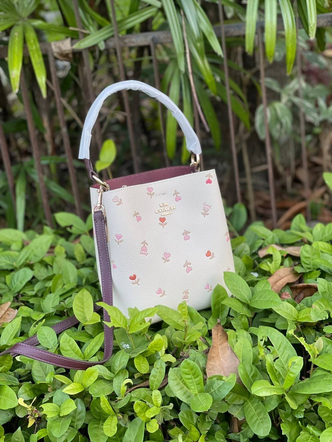 OUTTLET 】COACH SMALL TOWN BUCKET BAG IN SIGNATURE WITH Heart floral print สำหรับสาวแฟชั่นที่ชอบรายละเอียดชิคๆ ดีไซน์สุดเก๋ แนะนำเลยสำหรับกระเป๋าทรงบักเก็ตใบนี้ เชื่อว่าสาว ๆ หลายคนชื่นชอบ เป็นไอเทมที่สามารถแมทช์ได้กับเสื้อหลากหลายสไตล์ บรรจุของได้เยอะโดยท