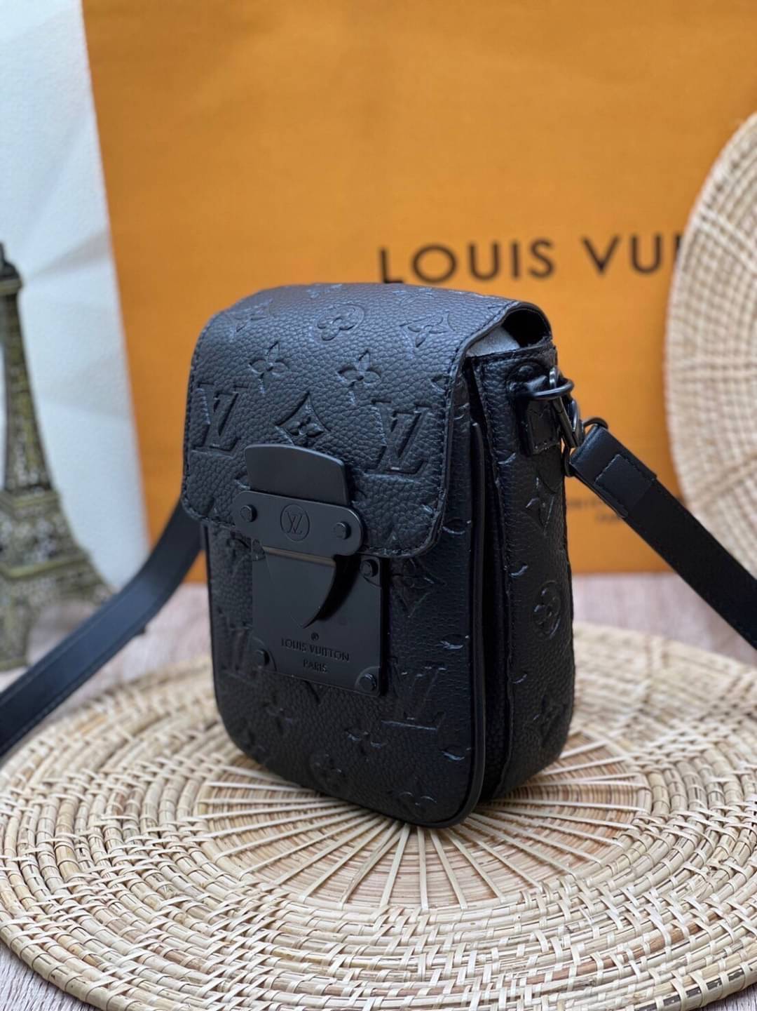 LV S-Lock Vertical wearable wallet / LV Phone bag Black Taurillon Monogram leather Cowhide-leather trim เกรดออริจินอล ใช้ได้ทั้งผู้หญิงผู้ชาย พร้อมส่งที่ไทย ภาพสินค้าถ่ายจากงานขายจริง ใช้งานต่างประเทศได้