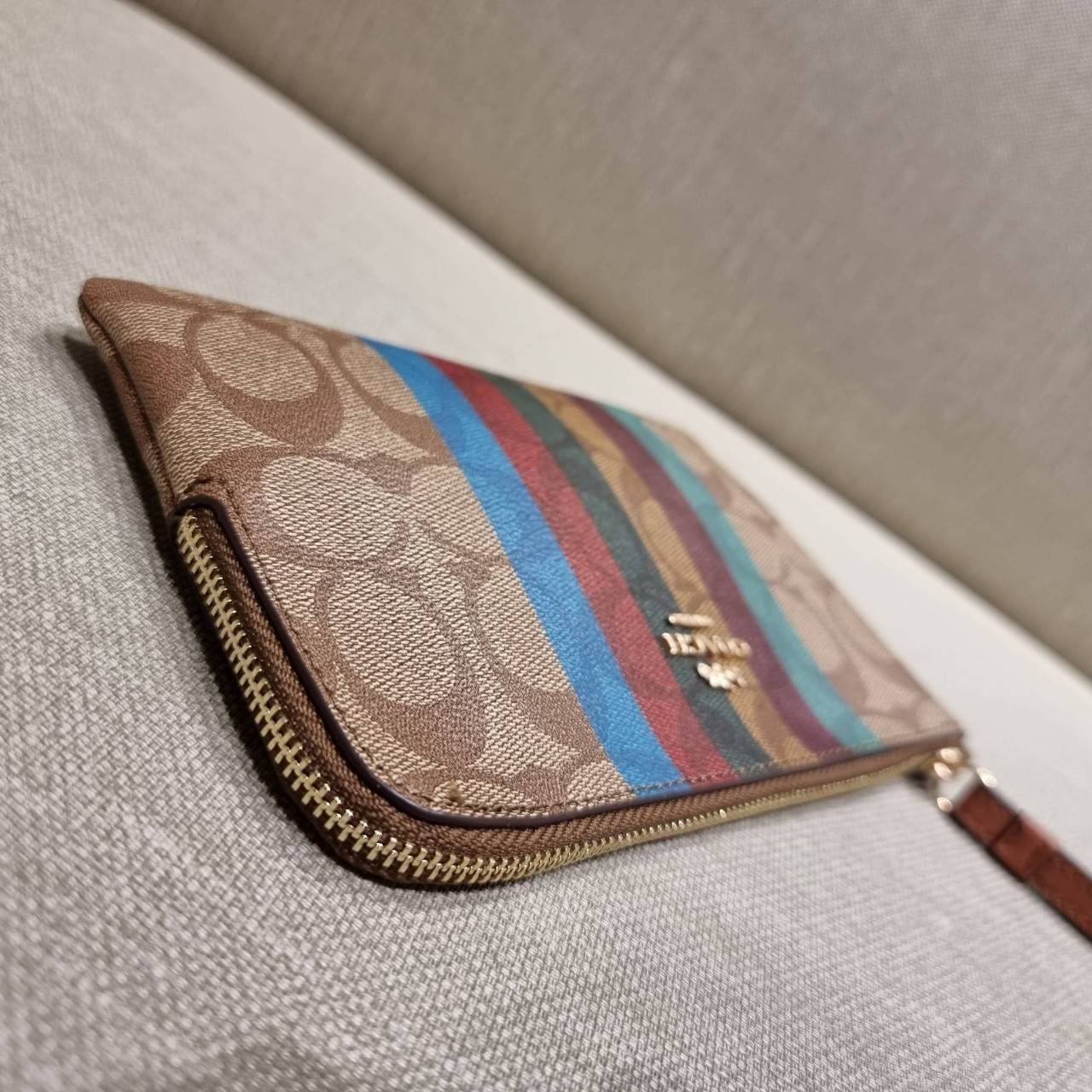 COACH C5624 LARGE CORNER ZIP WRISTLET IN SIGNATURE CANVAS WITH STRIPE สีใหม่กับคอลเลคชั่นที่ปังข้ามปี ฮิตไม่เลิก!! กระเป๋าคล้องมือ ดีไซน์ลายแถบสี สดใสน่าใช้มาก!! ขนาดเหมาะพกพา วัสดุหนังแคนวาส ภายในใส่ธนบัตร หรือใส่บัตร ใส่เหรียญ ได้หมด!! iphone13 pro ใส่ไ