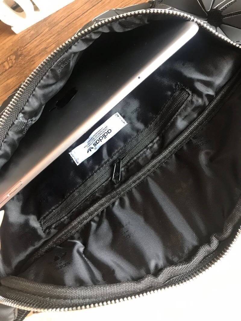 Adidas Originals 3D Mini Airline (ISSEY MIYAKE Style Shoulder Bag) กระเป๋าสะพายสไตล์สปอร์ตแบบคาดเอวคาดอกรุ่นใหม่ดีไซน์สุดฮิตสไตล์ ISSEY MIYAKE ใช้ได้ทั้งชายและหญิง ขนาดกำลังดี น้ำหนักเบา ด้านหน้าประดับโลโก้แบรนด์ เปิดปิดด้วยซิปสะดวกใช้อะไหล่ปั้มแบรนด์สวยด