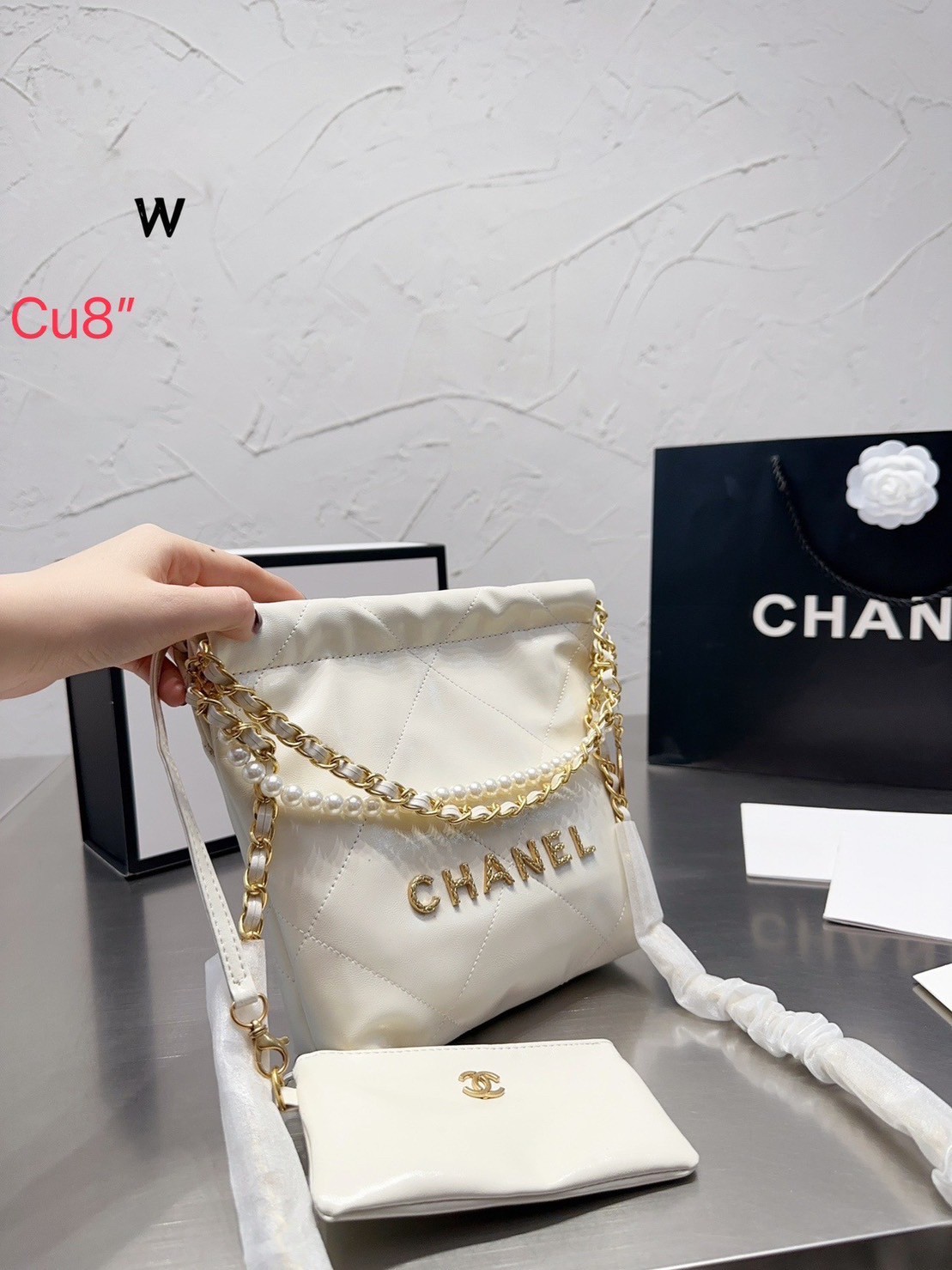 Chanel 22 mini bag with pearls 8" / Chanel Bag พร้อมส่ง กระเป๋าสะพาย สายโซ่อะไหล่ทองพร้อมสายมุกสวยหรู ทรงยอดฮิตในปี 2023 หิ้วหรือคล้องไหล่ได้ มาพร้อมกล่อง อปก ครบเซ็ท รอบนี้จัดราคาพิเศษสุดคุ้มค่ะ ใช้งานต่างประเทศได้ ภาพถ่ายจากงานขายจริง