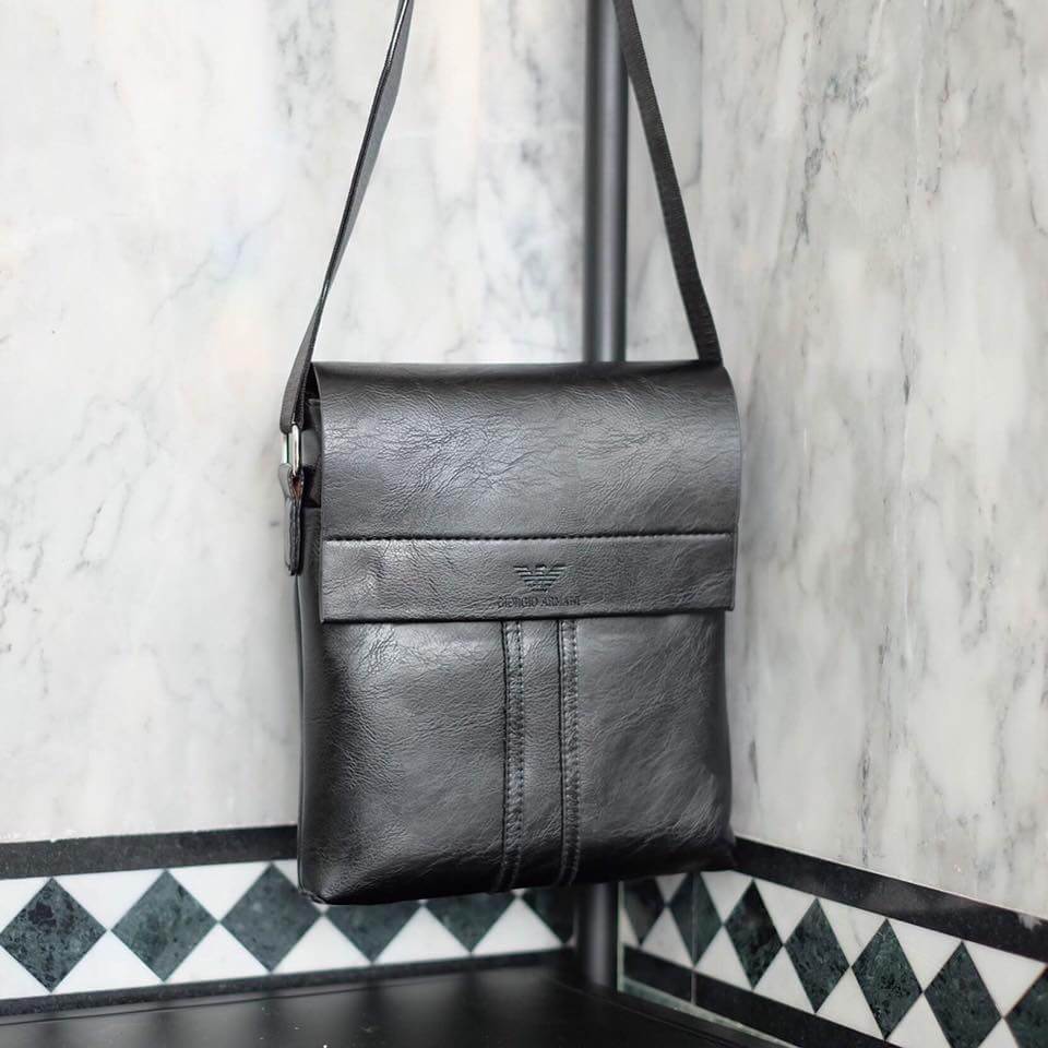 เอาใจหนุ่มๆบ้างค่า สำหรับ messenger bag หนังดี มากๆเลยน้า ลายหนังชัดสวย ใบนี้จากแบรนด์ ดัง Giorgio Armani ตัวกระเป๋าขนาดกำลังดีเลยคะ สีดำ คลาสสิค มีช่องแบ่งเก็บของหลายช่องเป็นสัดส่วนมากๆคะ น้ำหนักเบา จุของคุ้ม สายยาว ปรับได้ free size สามารถสะพาย cross bo