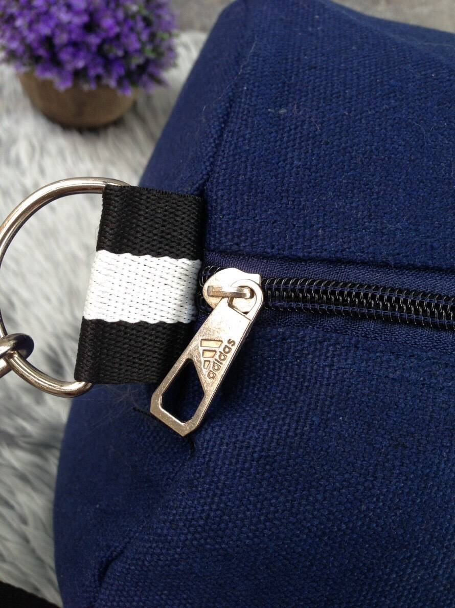 Adidas Travel Canvas Bag กระเป๋าเดินทางทรงหมอน ดีไซน์ sport วัสดุ canvas ด้านหน้าสกรีนแบรนด์ น้ำหนักเบา หูหิ้วมีหนังจับถนัดมือ ซิปแบรนด์ ช่องหลักเปิดปิดด้วยซิป ภายในกว้างใส่เสื้อผ้าได้ มีช่องเล็ก มาพร้อมสายยาว ถอด ปรับได้ค่ะ