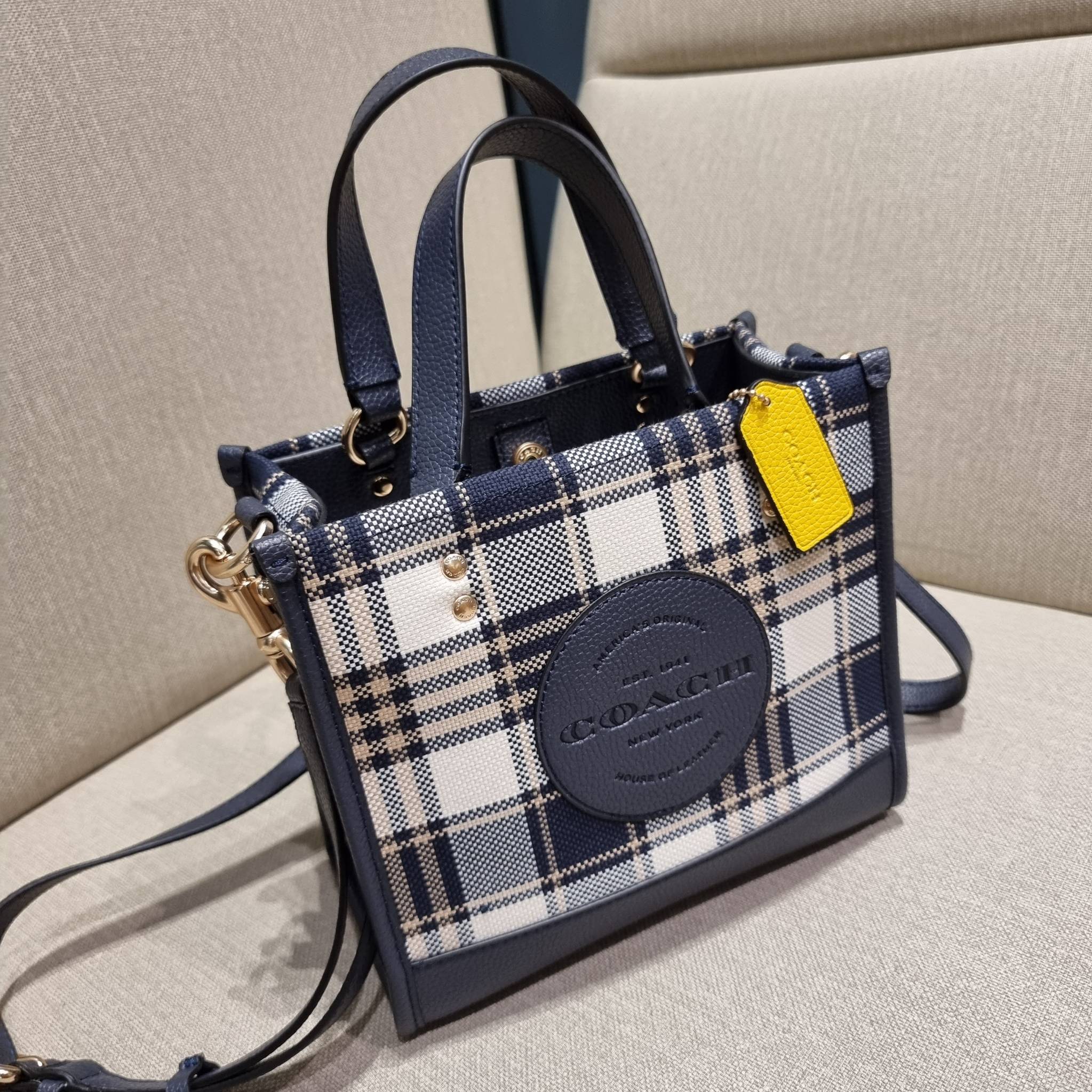 COACH C8198 DEMPSEY TOTE 22 WITH GARDEN PLAID PRINT AND COACH PATCH คอลใหม่สุดคิ้วท์ หวานๆใสๆ น่ารักชะมัด!! ดีไซน์ลายสก็อต เหมาะกับฟีลลิ่งปิคนิคเป็นที่สุด กระเป๋าทรงโท้ท ไซส์กำลังสวย ฟังก์ชั่นการใช้งานก็สะดวกที่สุด มีทั้งสายคล้องในตัว และสายครอสบอดี้ วัสด
