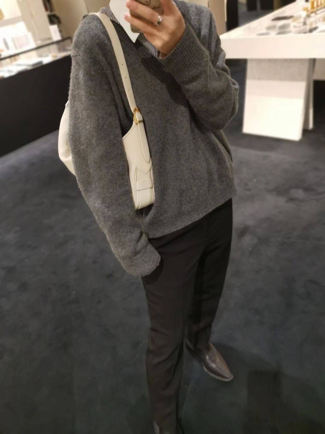 ทรงยอดฮิตที่สุด **หนังนิ่มมือมาก กับ CELINE ROMY VIP GIFT WITH PURCHASE (GWP) กระเป๋าสะพายไหล่ทรงเป็กเอกลักษณ์ เปิดปิดด้วยซิป จุของได้เยอะคะ Ipad mini เครื่องสำอางค์ เหมาะสำหรับสาวๆ มากคะด้วยน้ำหนักที่เบาและใช้ได้หลายลุค มาพร้อมสายสะพาย2แบบ(ถอดเปลี่ยนได้)