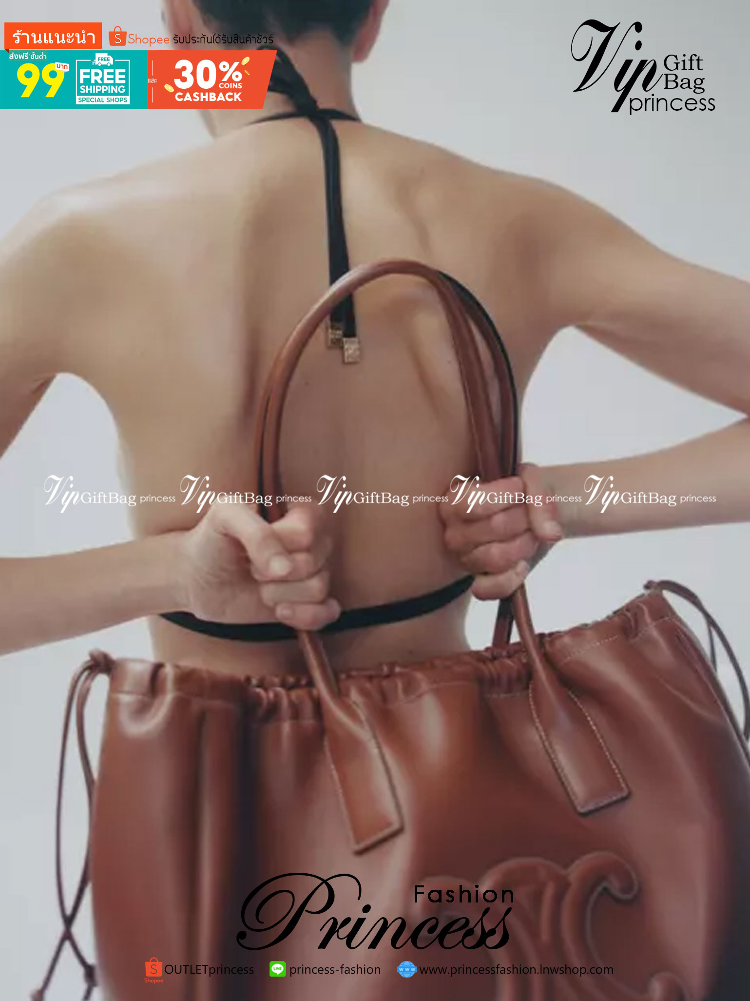 Celine cabas drawstring cuir triomphe in Smooth Calfskin / celine shopping bag เป็นกระเป๋าที่ดีไซน์คลาสสิก เรียบหรู ไม่ตกยุค โดดเด่นเพราะมีโลโก้อยู่ตรงกลาง ออกแบบมาให้ใส่ของใช้ในชีวิตประจำวัน ซึ่งคุณสามารถใช้เป็นกระเป๋าถือหรือสะพายไหล่ก็ล้วนเก๋และมีความคล