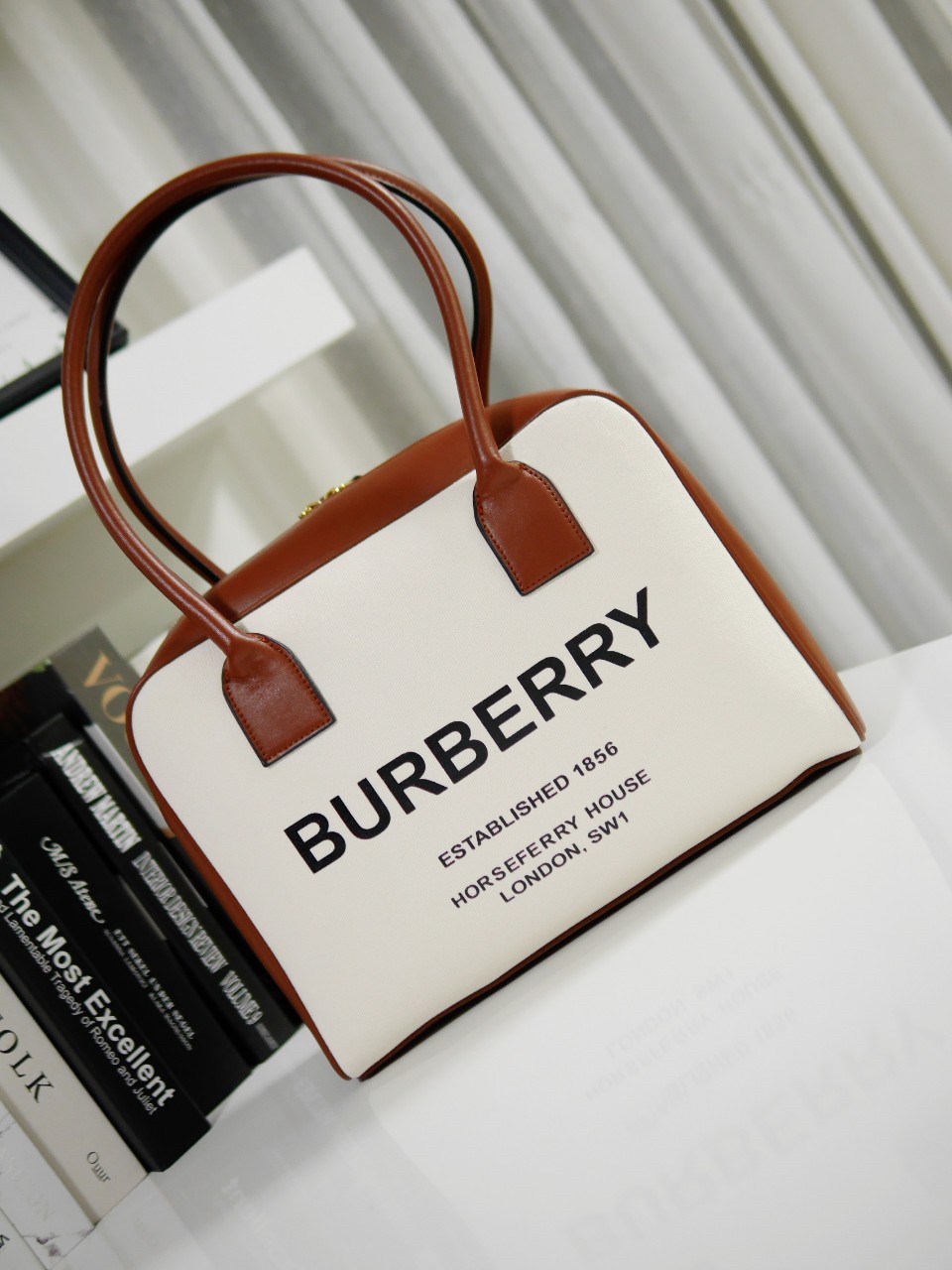 กระเป๋าทรงหมอน สวยสุดคลาสสิค BURBERRY BAG VIP GIFT WITH PURCHASE (GWP) พรีเมี่ยมกิ๊ฟ Limited Edition จากBURBERRY วัสดุผ้าแคนวาสสีขาวเรียบสวยมาก สกรีนโลโก้แบรนด์ด้านหน้า เปิดปิดด้วยซิปมีที่จับหนัง ด้านในใส่ของได้เยอะจุใจ ใส่ไอแพดมินิได้ค่ะ อะไหล่แบรนด์สีทอ
