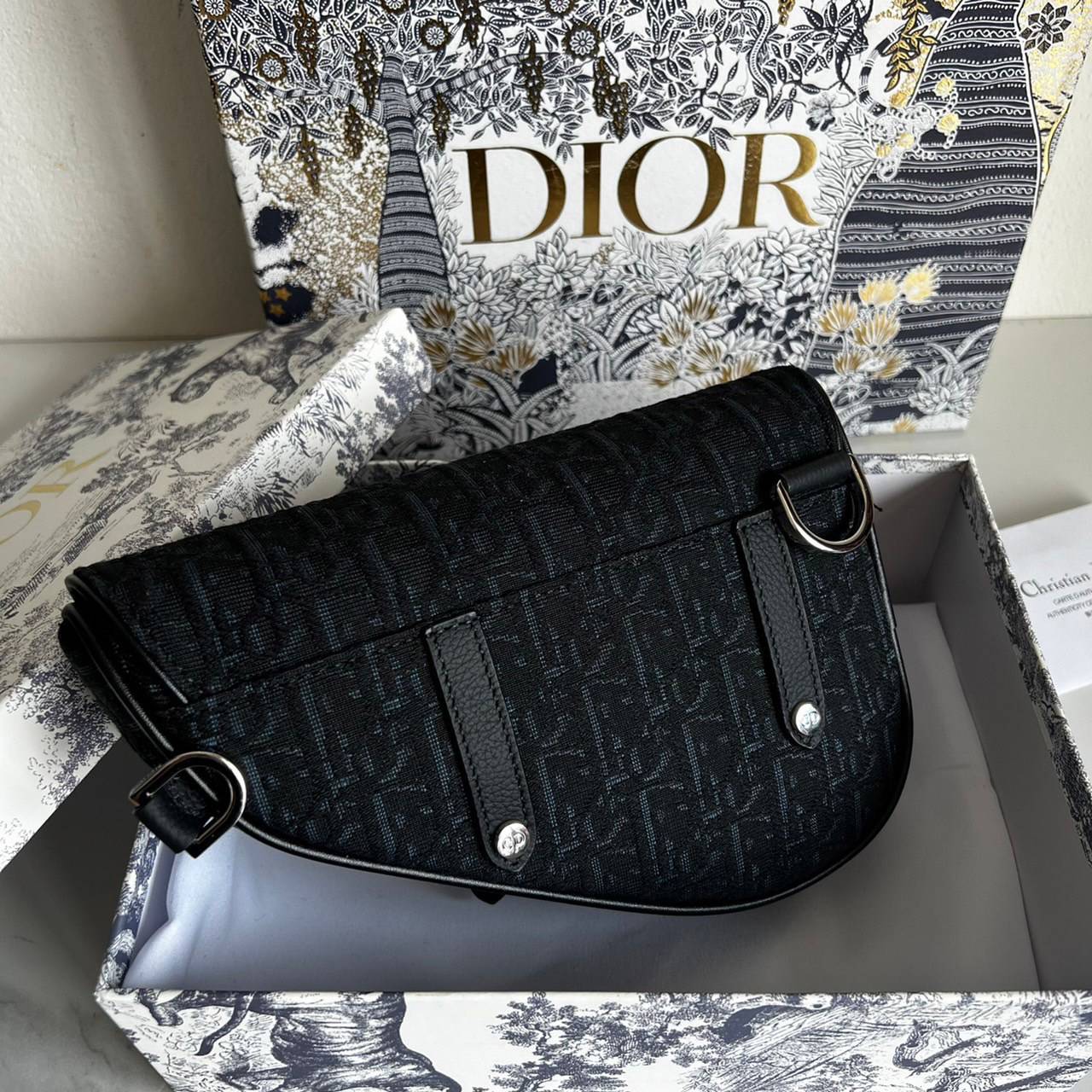 หนังแท้ DIOR SADDLE BELT BAG รุ่นสุดฮิต สามารถคาดอกสะพายข้างหรือคาดเอวก็ได้สามารถใช่งานได้ทั้งชาย/หญิง งานสวยมากพร้อมอุปกรณ์ครบชุด เกรดออริงานเทียบเท่าของแท้เลย กระเป๋ารุ่นยอดนิยมตามแบบฉบับแบรนด์ พร้อมส่งที่ไทย เกรดออริจินอลผ้าแจ๊คการ์ดและหนังแท้ ภาพสินค้