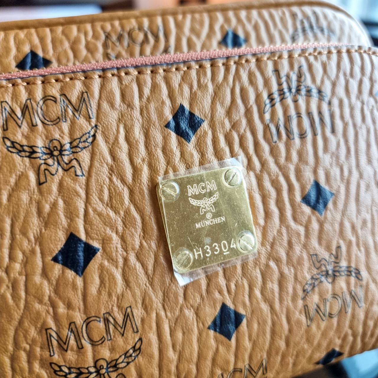 M.C.M KLASSIK CROSSBODY BAG สาวกเอ็มซีเอ็มต้องมีน้า!! หนุ่มๆเค้าสะพายกัน!! กระเป๋าสะพายข้างทรงครอสบอดี้ ที่ดาราใช้กันเพียบ!! รุ่นนี้หนุ่มๆสะพายหรือสาวๆก็สะพายได้น้า ขนาดกำลังดี วัสดุหนังแคนวาสคุณภาพดี มีช่องหลัก 2 ช่อง เปิด-ปิดด้วยซิป ด้านหลังมีช่องย่อยอี