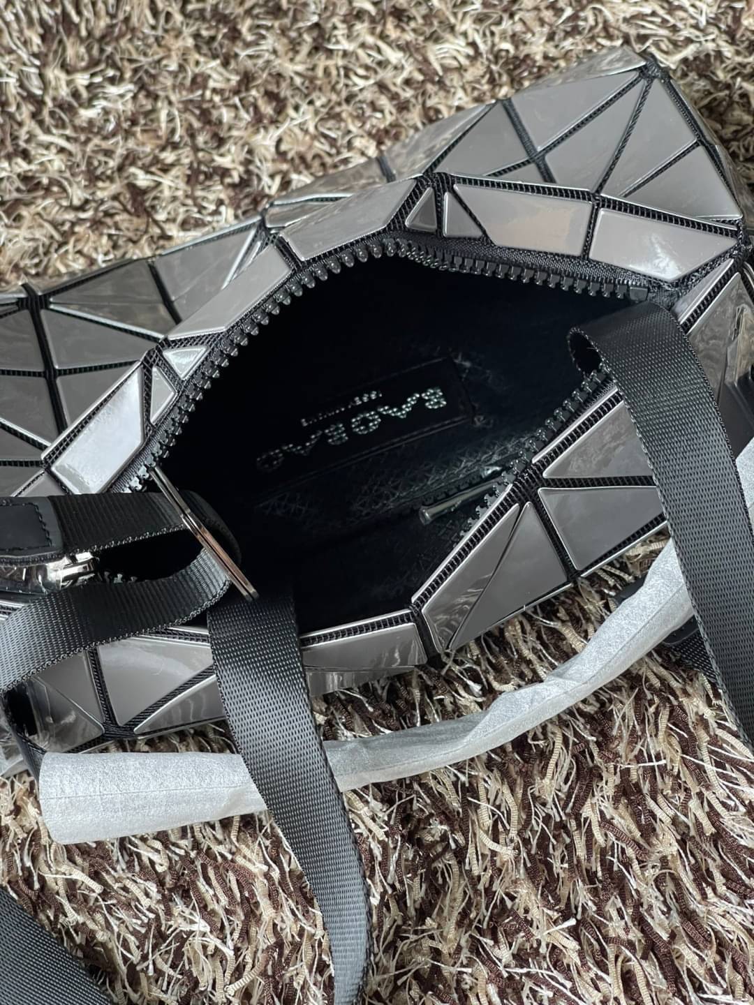 BAOBAO Issey Miyake CARTON GLOSS SHOULDER BAG มาในไซส์ขนาดกะทัดรัด โดดเด่นด้วยดีไซน์อันเป็นเอกลักษณ์ของแบรนด์ ที่สำคัญน้ำหนักเบา