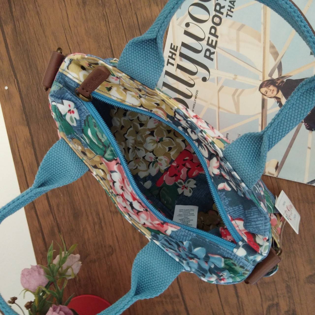 Cath Kidston กระเป๋าถือหรือสะพายข้างสไตล์วินเทจ น้ำหนักเบา เปิดปิดกระเป๋าด้วยซิป ด้านหน้าประดับโลโก้ Cath Kidston ด้านข้างมีช่องเล็กใส่ของ