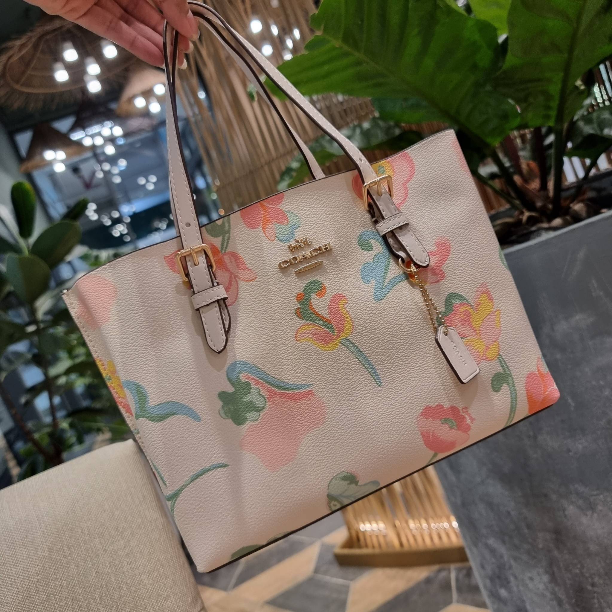 COACH C8217 MOLLIE TOTE 25 WITH DREAMY LAND FLORAL PRINT คอลใหม่ล่าสุด ยังไม่เข้า shop ไทย สวยๆแบบไม่ต้องรอพรีฯให้ยาวนาน กับกระเป๋าโท้ทไซส์เล็กที่สาวๆต่างก็ต้องปักใจรัก สวยสมใจ ดีไซน์ลวดลายดอกไม้ คละเคล้าเต็มใบ ละมุน สดใส น่าใช้สุดๆ วัสดุหนังแคนวาส ภายในโ