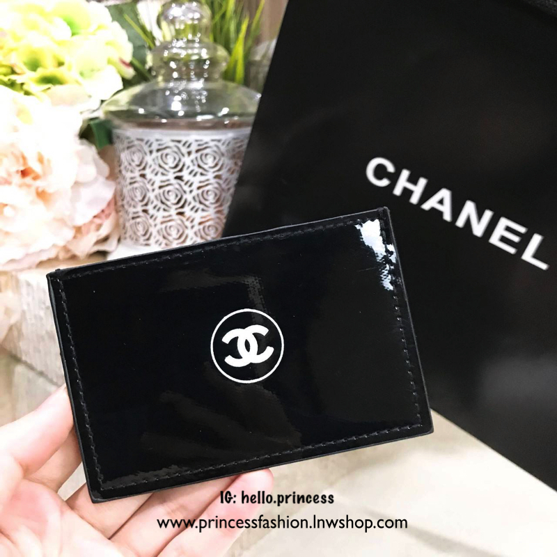 SET2pcs Chanel Cosmetic Cluth Bag With Chain (GWP) กระเป๋าถือหรือสะพาย VIP. gift แท้จาก Chanel Cosmetic Counter วัสดุหนังแก้วสีดำ ตัดโลโก้แบรนด์ขนวูฟสีดำ สวยหรู น้ำหนักเบา เปิดปิดด้วยซิปรอบสะดวก หัวซิปแบรนด์ ใส่ wallet ยาว, เครื่องสำอาง ของใช้จุกจิกได้เยอ