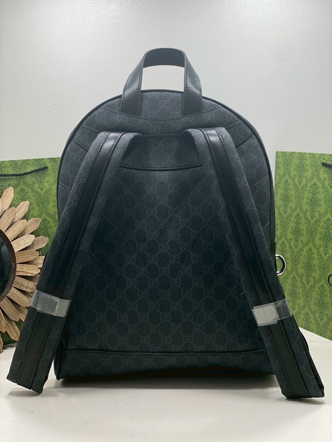 ORI หนังแท้ | Black Gucci GG Emblem medium backpack กระเป๋าสะพายหลัง กระเป๋าเป้ ดีไซน์เรียบง่าย รูปทรงใช้งานง่าน ภายในโล่งกว้าง จุของได้เยอะ