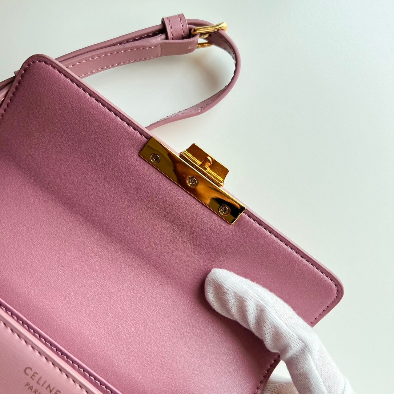 พร้อมส่งที่ไทยแล้วกับ CELINE TRIOMPHE SHOULDER BAG งานหนังเรียบสวยมาก กับสีโทนหวานๆ สาวๆ สายคิ้วห้ามพลาดเลยน้าาา ลวดลายสวยหรู ด้านในเปิดด้วยด้วยที่บีบโลโก้อะไหล่ทอง จุของได้กำลังดี ใส่โทรศัพท์ กระเป๋าสตางค์ใบสั้น ของจุกจิกได้ เหมาะกับสาวๆในวันที่อยากครอสบ