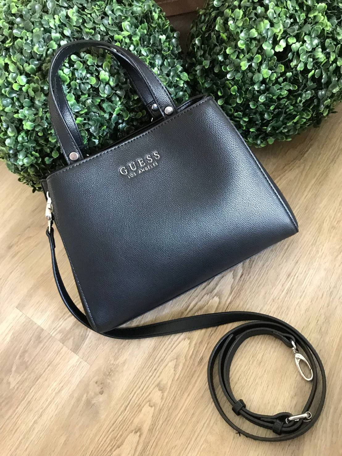 GUESS WOMAN FACTORY SHOULDER BAG กระเป๋าถือหรือสะพาย ทรง A คลาสสิค ขนาดกำลังดี น้ำหนักเบา วัสดุ pu. นิ่ม คุณภาพดี สวยอยู่ทรง ด้านหน้า ประดับโลโก้แบรนด์ เปิดปิดแบบแถบคาดกระดุมแม่เหล็ก ภายในกว้างแบ่ง 2 ช่องใหญ่ มีช่องซิปกลาง เป็นสัดส่วน ซับในลายแบรนด์ ใส่ w