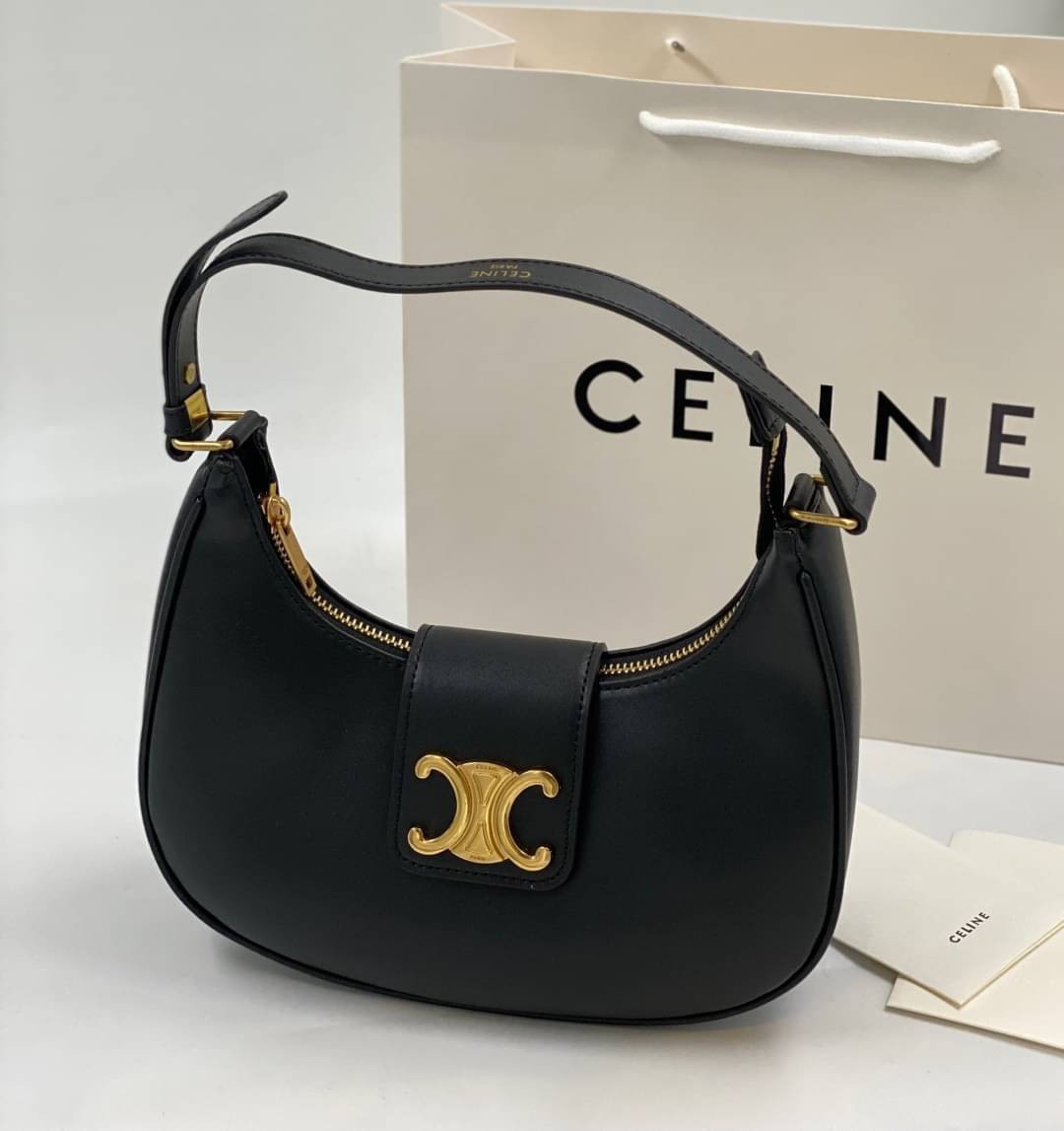 CELINE AVA TRIOMPHE SOFT BAG IN TRIOMPHE CANVAS AND CALFSKIN / CELINE SHOULDER BAG รุ่นใหม่ล่าสุดดีไซน์สวยหรู หนังสวยอยู่ทรง ภายในโล่งกว้างและจุสามารถใส่มือถือ กระเป๋าสตางค์ ของใช้ได้เยอะ