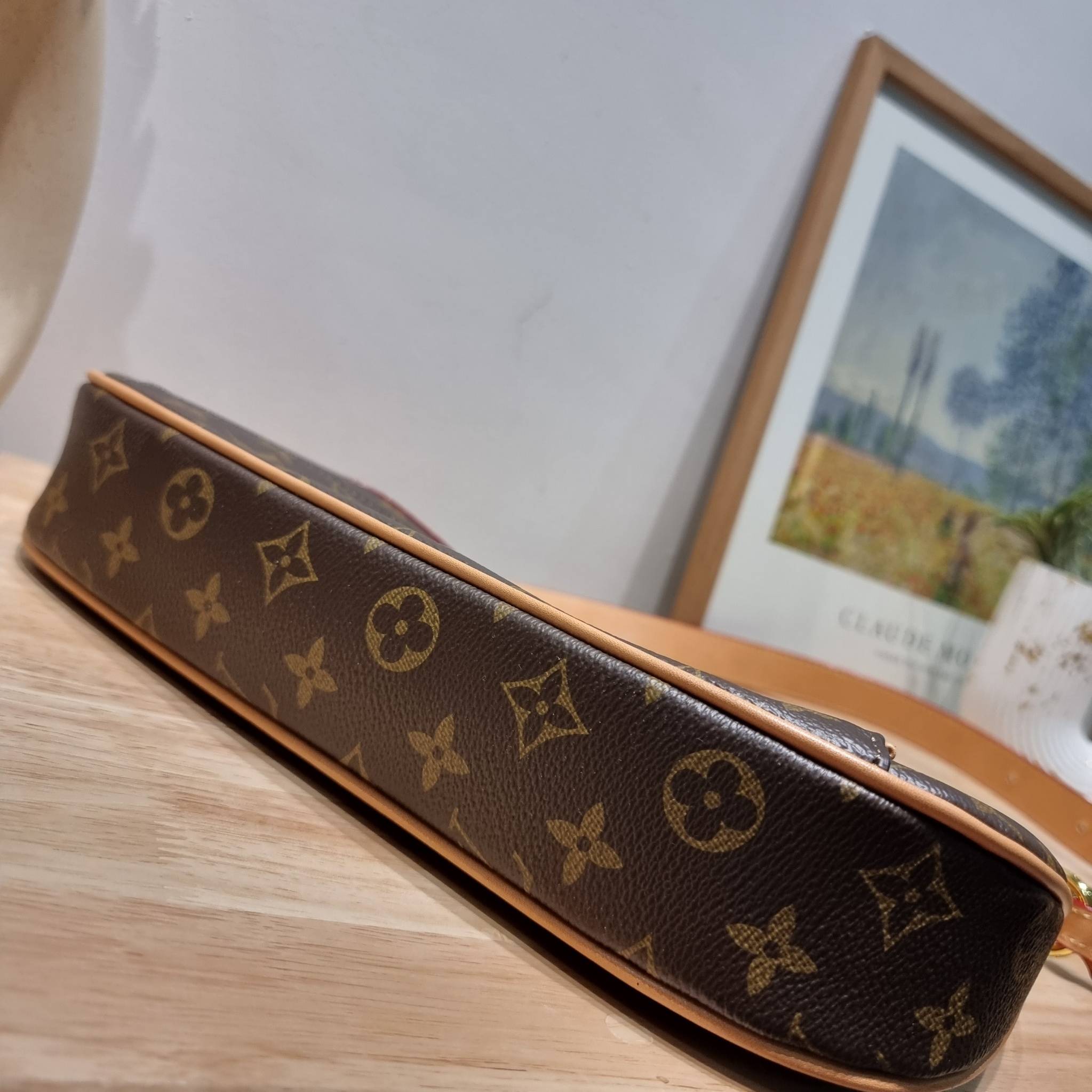 LV THAMES PM MONOGRAM BAG กระเป๋าสะพายไหล่รุ่นยอดฮิตทรงพอช ใบใหญ่กำลังดี สวยดีไซน์คลาสสิควินเทจ สายสะพายในตัวใช้งานได้คล่องตัว