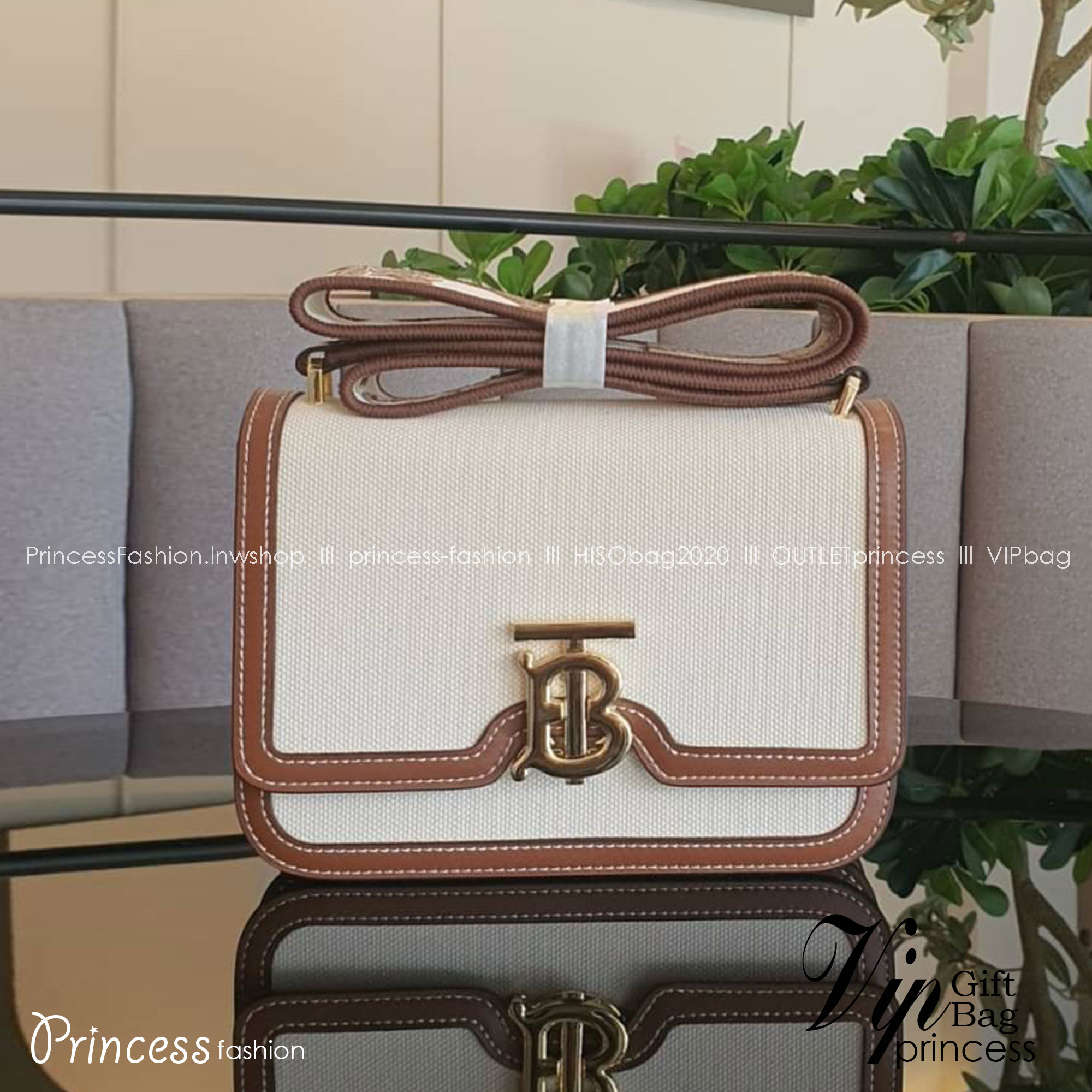 BURBERRY FRAGRANCES CROSSBODY BAG / BURBERRY FRAGRANCES QUITED LAMBSKIN BAG ตัวกระเป๋าเป็นผ้าตัดหนังแท้ Lambskin นิ่มสวยหรูดูดี เปิดปิดด้วยฝาปิดสัญลักษณ์รูปตัวB ภายในโล่งกว้าง