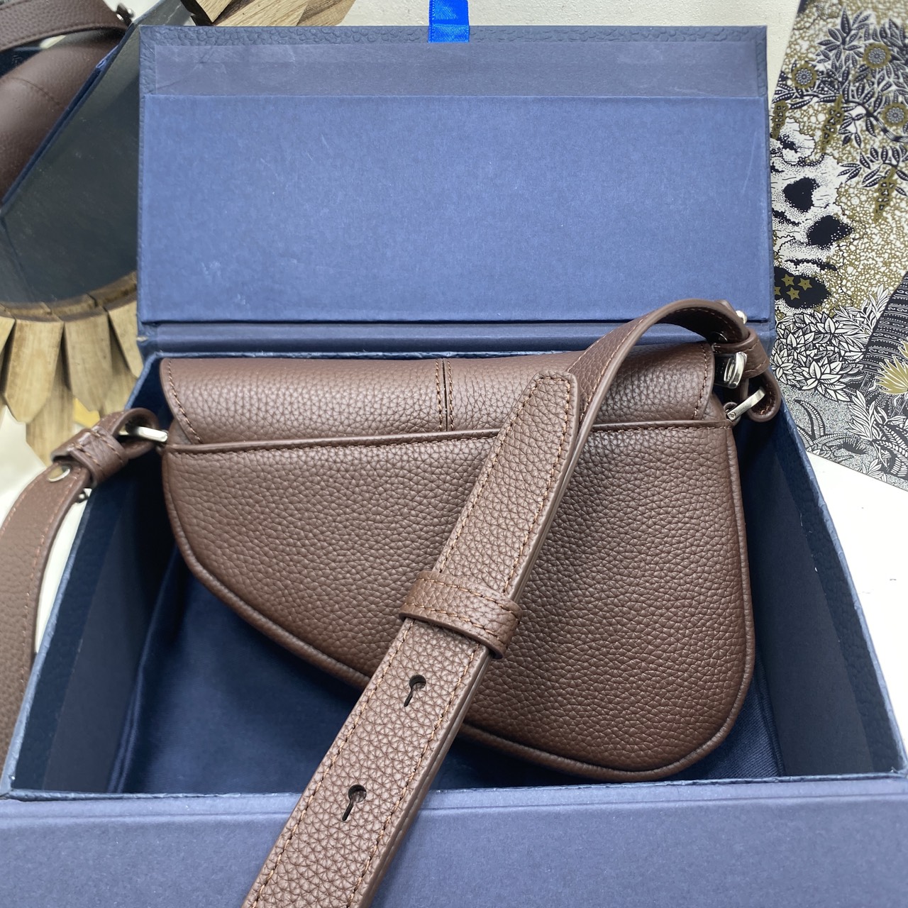 ORI หนังแท้ | DIOR Mini Saddle Bag Icons Leather black กระเป๋าสะพาย คาดอก เปิดตัวครั้งแรกในงานแฟชั่นโชว์ Summer 2025 ดีไซน์สุดไอคอนิกมาตีความใหม่ด้วยรูปทรงที่ทันสมัย หนังแท้ Icons