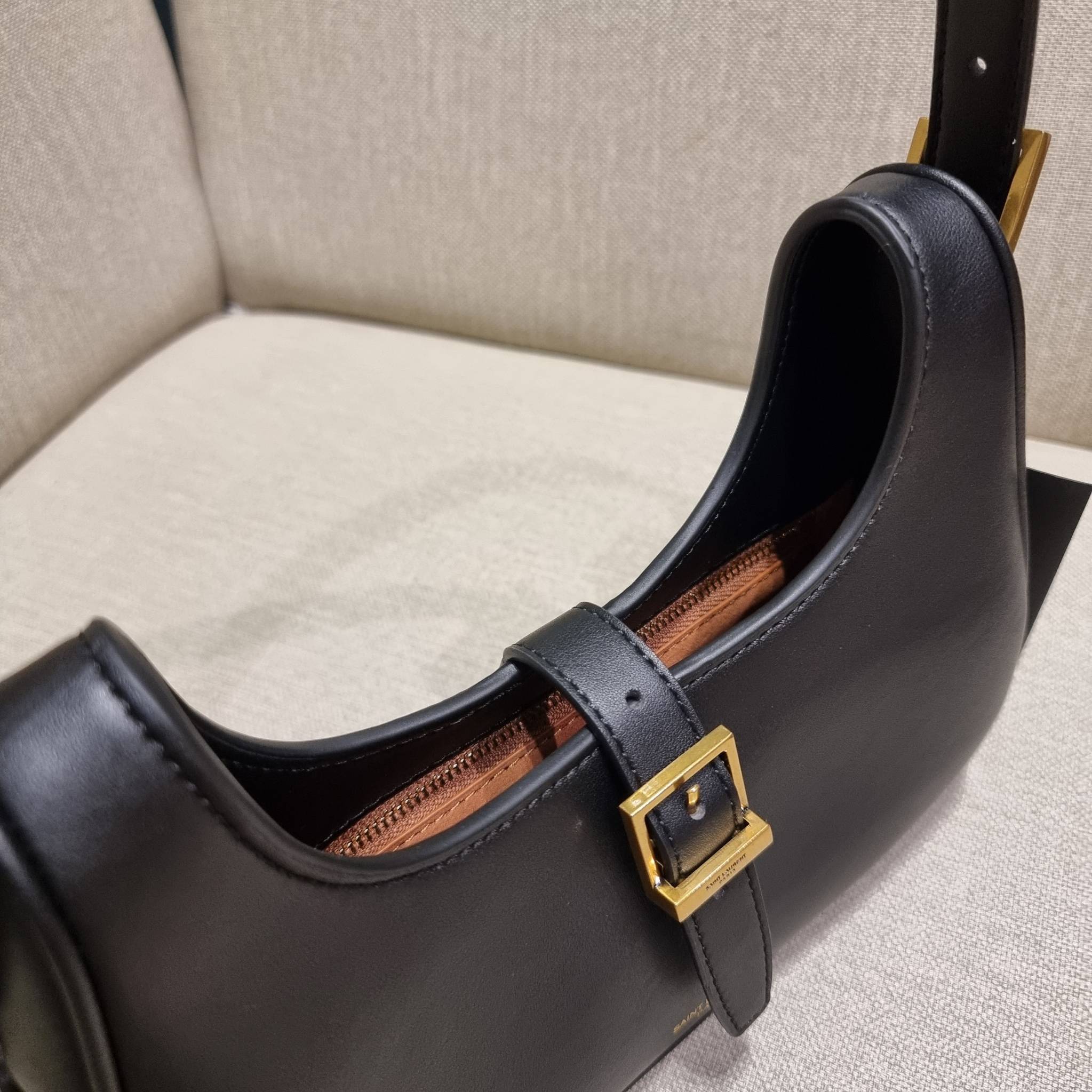 Yves Saint laurent le fermoir hobo bag in shiny leather / YSL hobo bag กระเป๋าสะพายไหล่ ดีเทลหรู สวยครบทุกมุม ตอบโจทย์สาวๆทุกไลฟ์สไตล์ เพราะใช้งานได้ง่ายและสะดวก vip พรีเมี่ยมกิ๊ฟจาก dytyfree วัสดุหนังวัวแท้เต็มใบ สัมผัสดีงามมากๆ น้ำหนักเบา ดูแพงที่สุด ปา