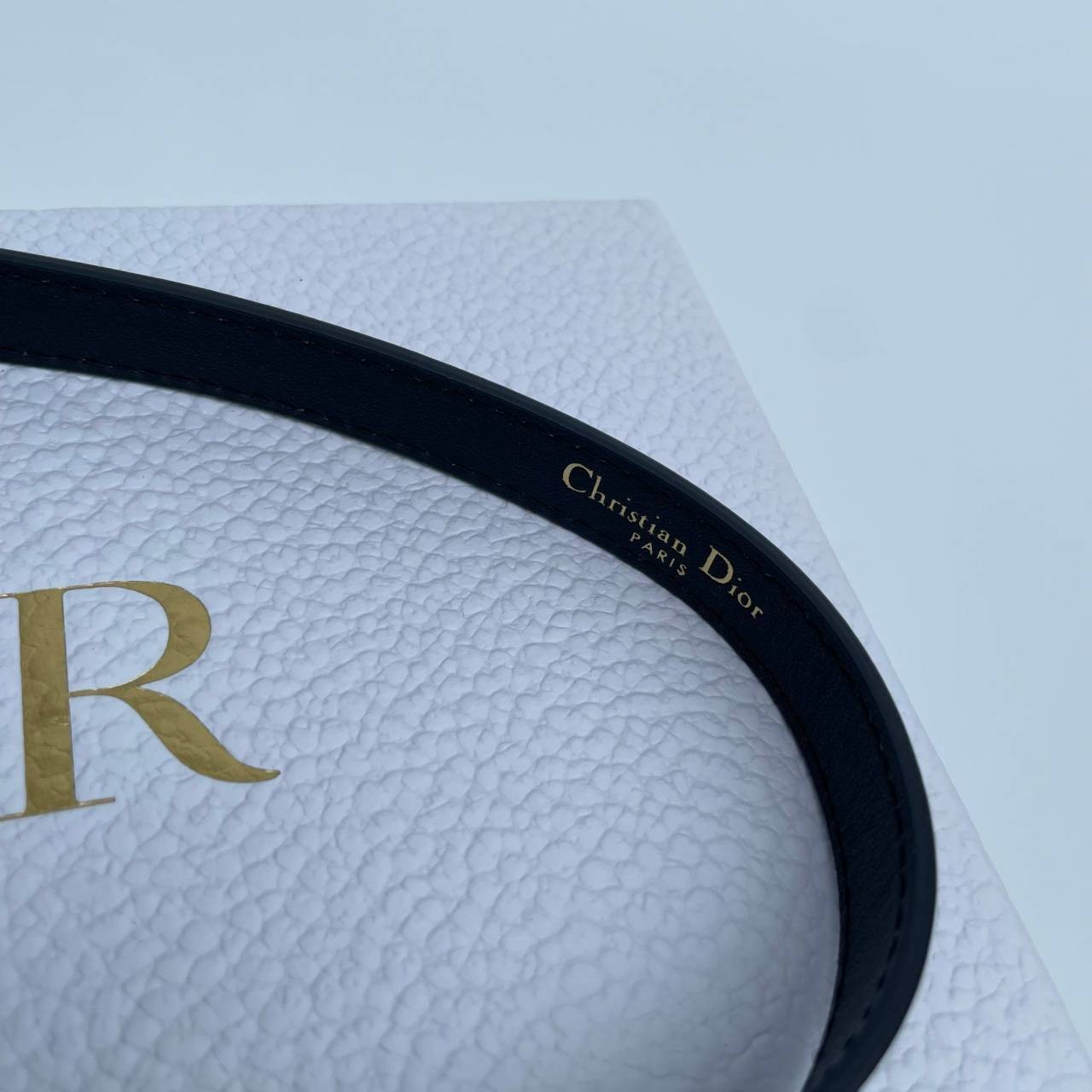 หนังแท้ DIOR SADDLE BELT POUCH Blue Dior Oblique Jacquard กระเป๋าคาดคาอก/คาดเอว เป็นทางเลือกที่ทันสมัยสำหรับกระเป๋าแบบคลาสสิก ตัดเย็บจากผ้าแจ็คการ์ด Dior Oblique โทนสี Navy Blue เข็มขัดถอดออกได้จะช่วยเสริมลุคให้ทุกชุด กระเป๋าคาดเอวจะสะพายไหล่ สะพายข้าง หร